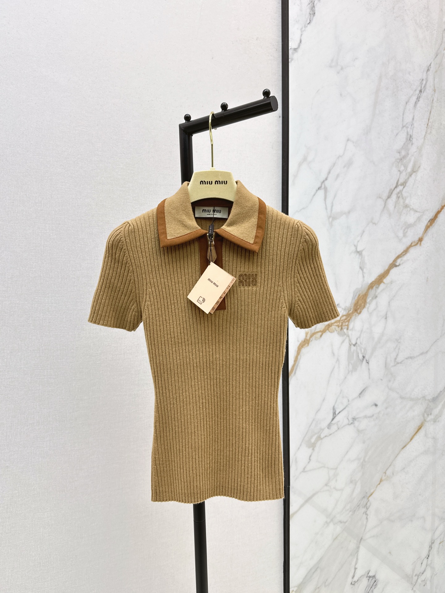 NO:548250,Recommended single models Miu 25Ss————The latest contrasting design of autumn and winter polo sweater fixed-dye cashmere yarn with high texture Comfortable soft Lapel front shoulder short-sleeved sweater style Half-pallet suede contour zipper design Chest letter logo decoration Show high-end tone Regular style does not pick the body and age Everyday simple and versatile style in all seasons One color is available for sale sml, Miumiu, sweaters, T-shirt, chamois leather, alexander wang19860909爆单款推荐 Miu 25Ss————秋冬最新款撞色设计polo针织衫定染羊绒纱线质感高级 舒适柔软 翻领正肩短袖毛衣版型 半开襟麂皮轮廓包边拉链设计 胸口字母徽标装饰 彰显高级调性 常规版型不挑身材年龄 四季日常简约百搭款 一色现货发售sml,,miumiu,sweaters,T-shirt,chamois leather,alexander wang,Women's clothing