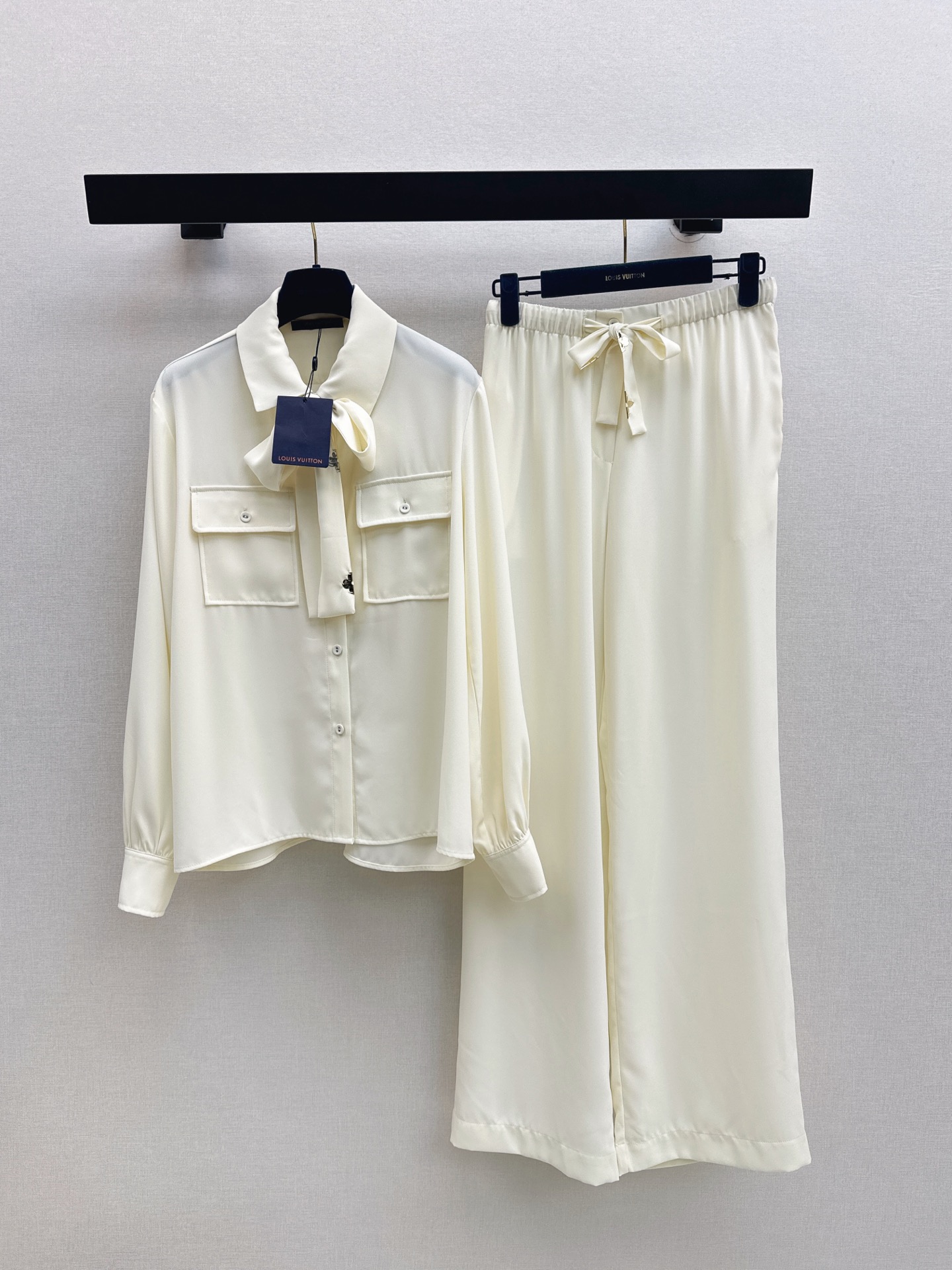 NO:548244,L Family 25Ss———The latest style of elegant temperament suits, streamer shirts + straight pants, classic and stylish, with aura, the fabric texture is very stylish, fashionable and high-end, the color is super positive, the upper body looks white and slim, the series with a cool and handsome feeling, the upper body is full of aura, the length is just right, easy to control, one set, two colors are available in stock, smlxl,,louis vuitton,shirts,alexander wang19860909L家 25Ss————秋冬最新款优雅气质套装飘带衬衫+直筒裤 经典又有型 自带气场 面料质感很奈斯 时髦又高级 颜色超级正 上身显白又显瘦 自带酷帅感的系列 走路都带风上身气场全开 长度恰到好处 轻松驾驭 一套出 两色现货发售smlxl,,louis vuitton,shirts,alexander wang,Women's clothing