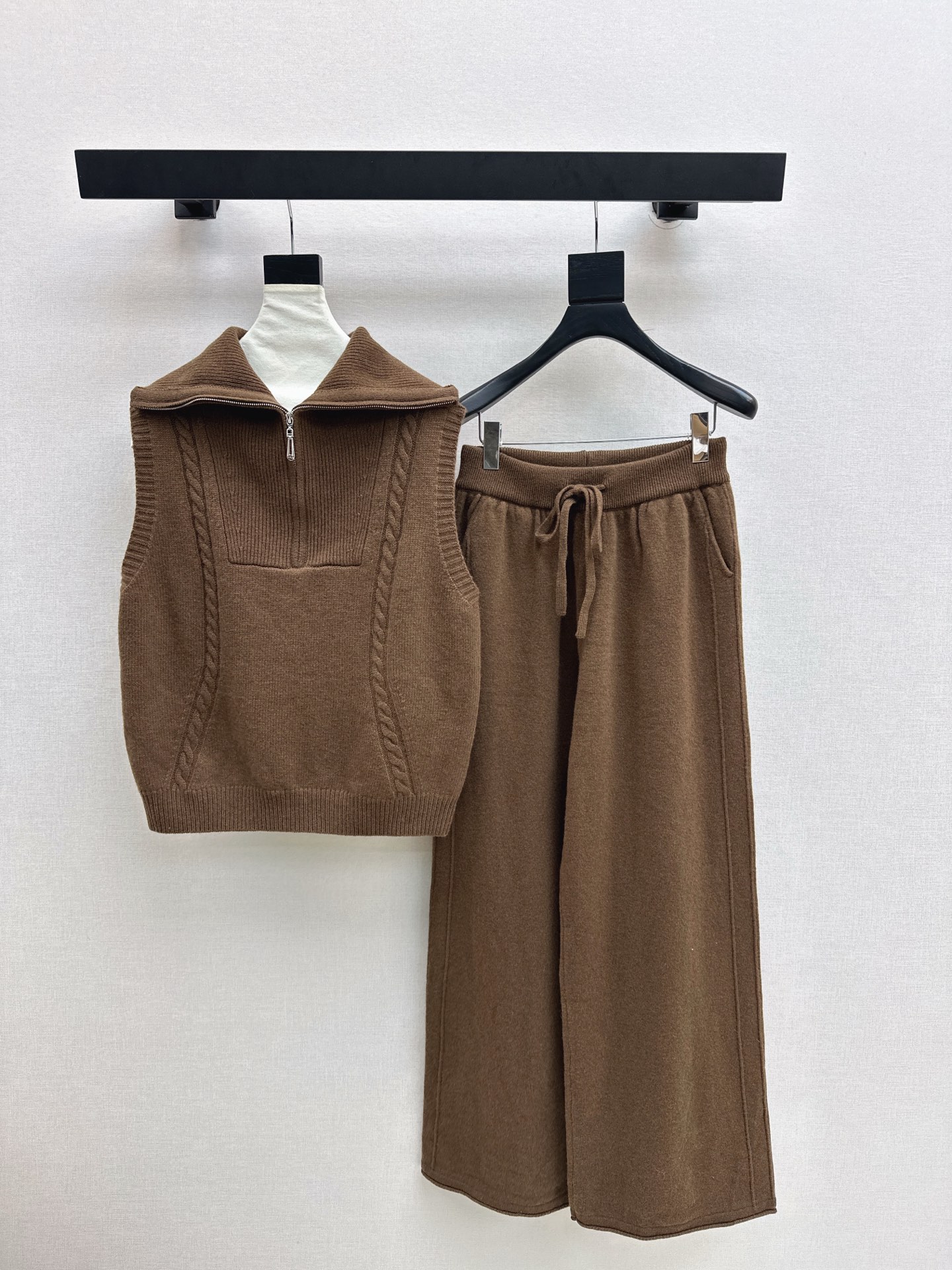 NO:548261,Her 25Ss——The latest lazy style wool suit in autumn and winter, half-pallet wool sleeveless sweater + elastic waist straight pants, 100% worsted wool yarn fabric, simple and atmospheric lazy style, durable, warmth and appearance are both online~~ The most practical and versatile boutique, everyday high-end, base layered in autumn and winter!  !  Extra large elasticity and body shape for sale. Three-color spot sale sml, sweaters, alexander wang19860909Her 25Ss———秋冬最新款慵懒风羊毛套装半开襟羊毛无袖毛衣+松紧腰直筒裤 百分百精纺羊毛纱线面料 简约大气慵懒版型 经久耐穿 保暖度和颜值却都在线～～最实穿百搭的精品 秋冬打底叠穿日常高级！！超大弹力不挑身材一套出售 三色现货发售sml,,sweaters,alexander wang,Women's clothing