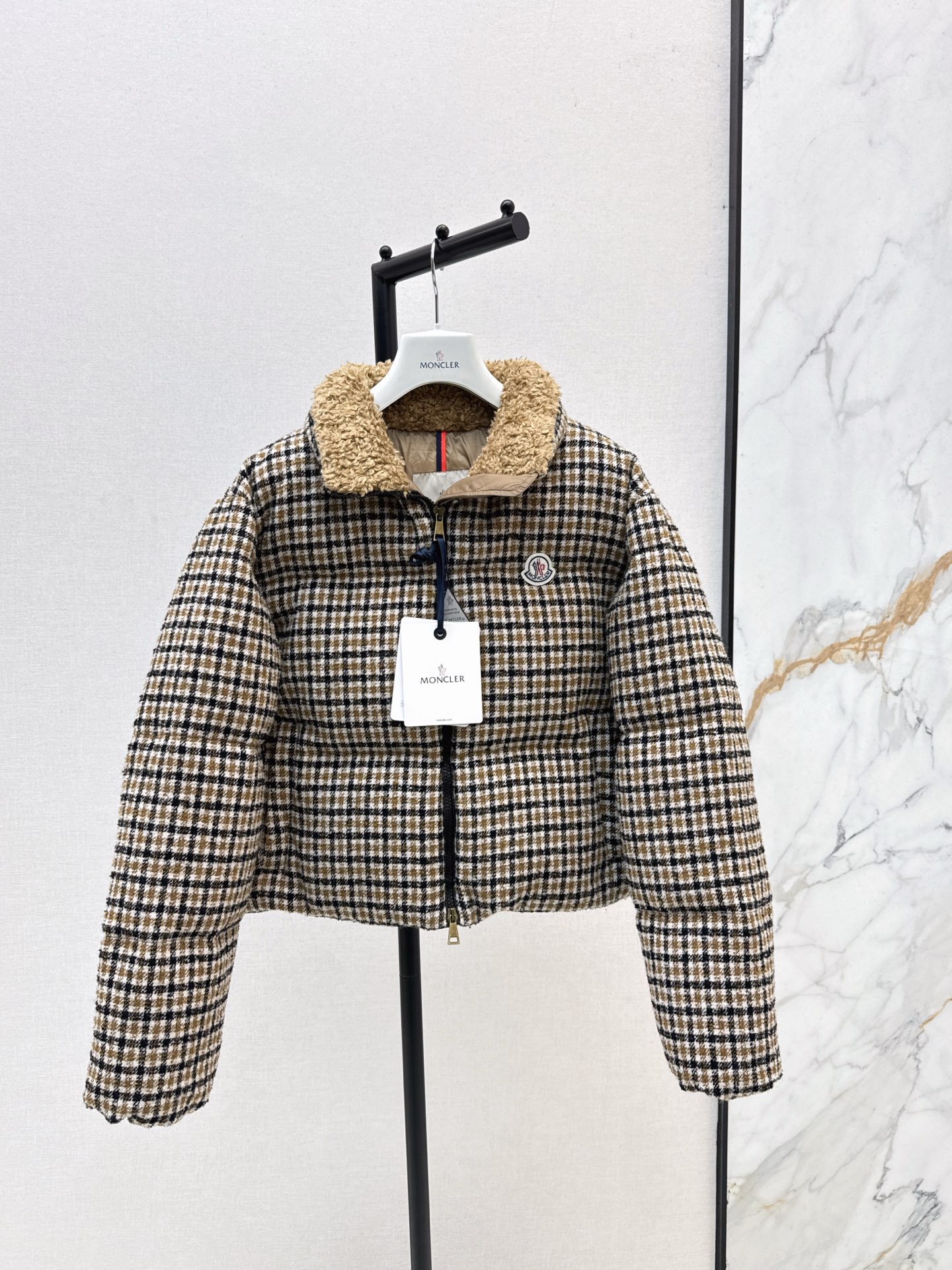 NO:548283,With dust bag Mc 25Ss———The latest retro plaid stand collar down jacket jacket inner collar lamb fur fabric soft and delicate temperament double zipper design age-reducing girl style outfit National standard 90 duck down filling light and warm fabric Classic style not picky and versatile and handsome One color is available in stock 1/2/3, Jackets & coats, down jacket, alexander wang19860909配防尘袋Mc 25Ss————秋冬最新款复古格纹立领羽绒服外套内领拼羊羔毛面料软糯细腻 气质双拉链设计 减龄少女风穿搭 国标90鸭绒填充轻盈保暖面料 经典版型不挑人百搭又帅气 一色现货发售1/2/3,,jackets & coats,down jacket,alexander wang,Women's clothing