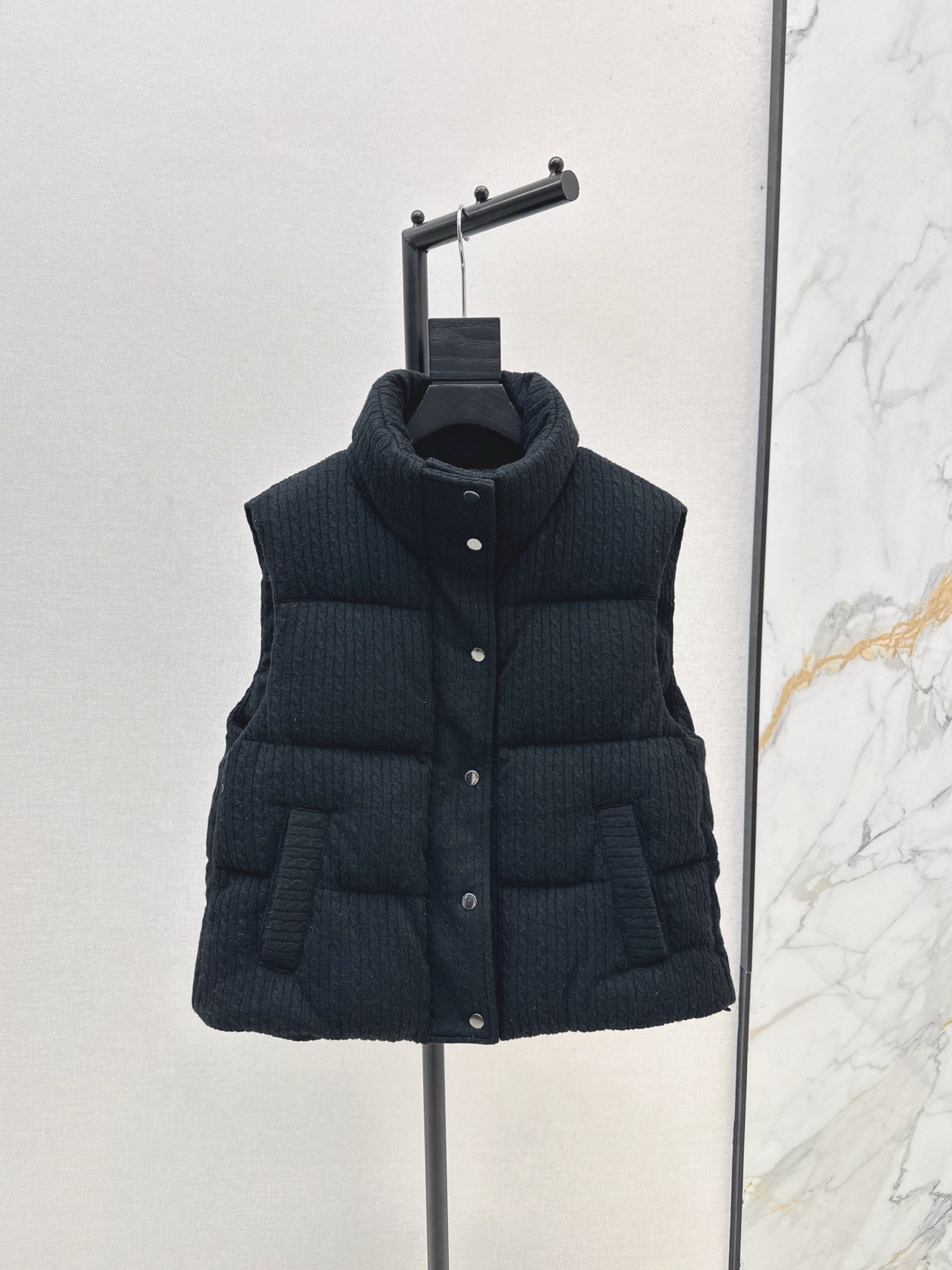 NO:548278,Comes with dust bag Bc 25Ss - the latest woolen stand-up collar down vest jacket in autumn and winter. The slightly loose fit is cut on the upper body and the effect is great. A must-have for goddesses. Versatility, fashion and handsome. National standard 90 down filling. The texture of woolen fabric is upright and stylish. It is warm and refuses to be bulky. Three colors are available for sale in sm. Two sizes,,jackets & coats,down jacket,alexander wang19860909配防尘袋Bc 25Ss———秋冬最新毛呢立领羽绒马甲外套微宽松版型剪裁上身效果超赞 女神必备 百搭时髦又帅气 国标90绒填充 羊毛呢面料质感立挺有型 保暖拒绝臃肿 三色现货发售sm 两个码,,jackets & coats,down jacket,alexander wang,Women's clothing