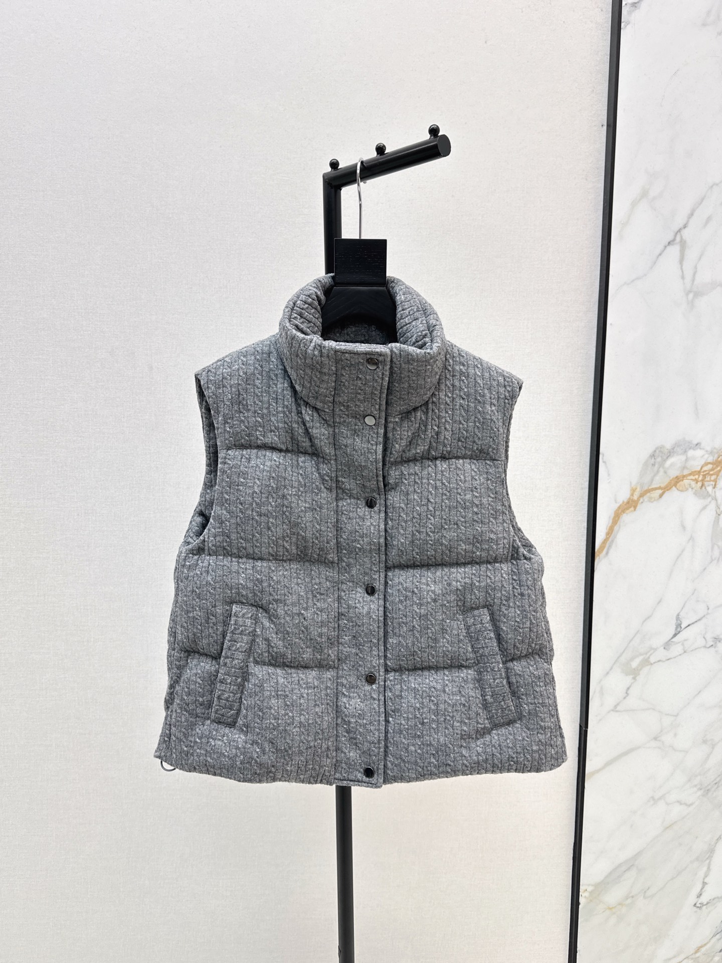 NO:548267,With dust bag Bc 25Ss———The latest wool stand collar down vest jacket with a slightly loose fitting cut top body effect is excellent. Goddess must have, versatile and fashionable and handsome. National standard 90 velvet filler. Wool woolen fabric has a straight and stylish texture. Warm and refuse to be bloated. Three-color spot on sale. Two codes,, jackets & coats, down jacket, alexander wang19860909配防尘袋Bc 25Ss———秋冬最新毛呢立领羽绒马甲外套微宽松版型剪裁上身效果超赞 女神必备 百搭时髦又帅气 国标90绒填充 羊毛呢面料质感立挺有型 保暖拒绝臃肿 三色现货发售sm 两个码,,jackets & coats,down jacket,alexander wang,Women's clothing