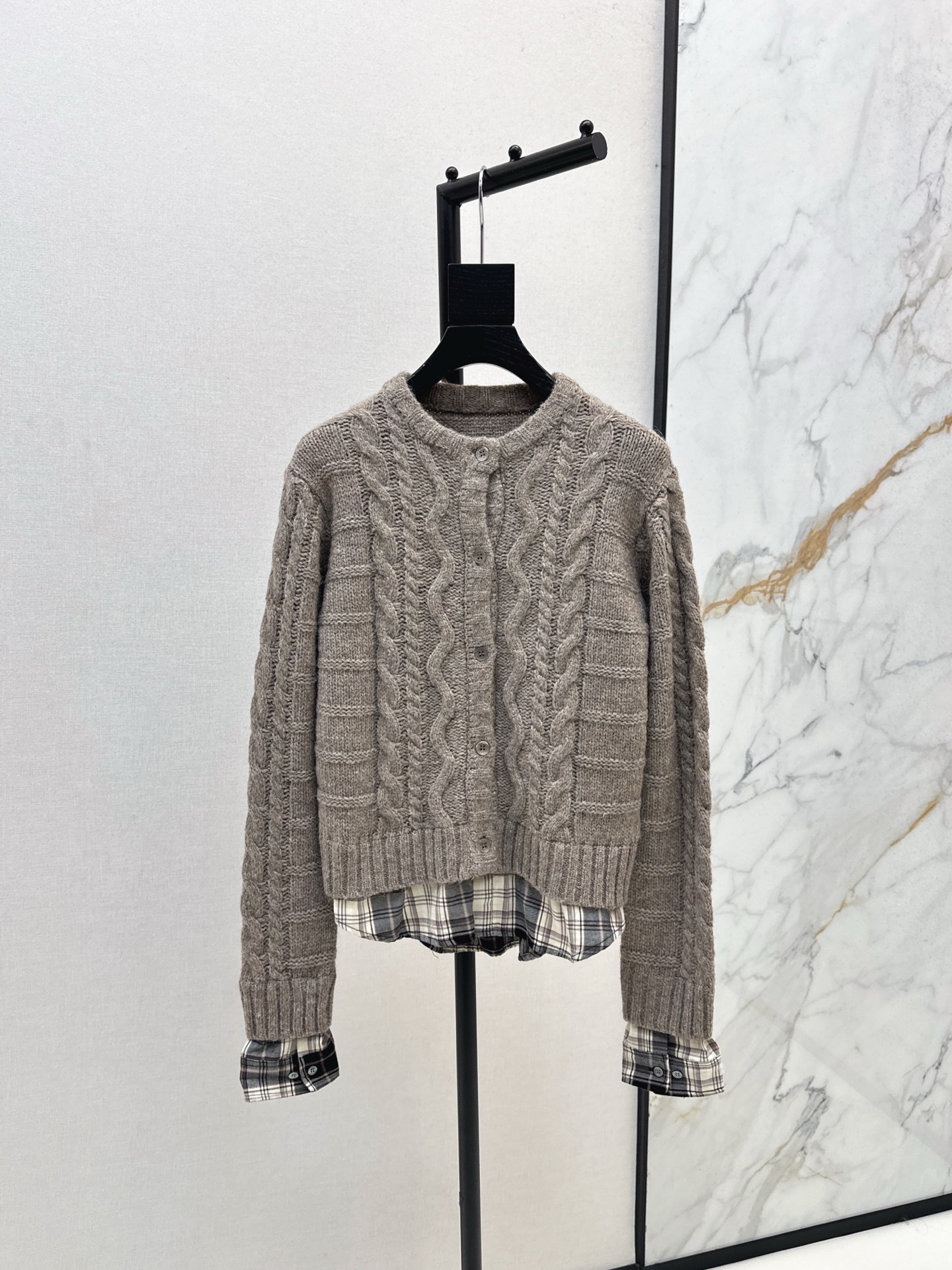 NO:548243,Fashionable design 25Ss———The latest fake two-piece design for autumn and winter, round neck sweater, fit cardigan is made of soft medium-weight yak wool blend yarn, woven with a rope process, using fake two-piece structural design, knitted flannel shirt details at the hem and cuffs, the fitted silhouette is super sexy~ One-color sml, sweaters, shirts, alexander wang19860909时髦设计 25Ss————秋冬最新款假两件设计圆领毛衣合身开衫选用柔软的中等重量牦牛毛混纺纱线 以绞花工艺织成 采用假两件结构设计 下摆和袖口处有编织法兰绒衬衫细节 合身廓形上身超带感～ 一色现货发售sml,,sweaters,shirts,alexander wang,Women's clothing