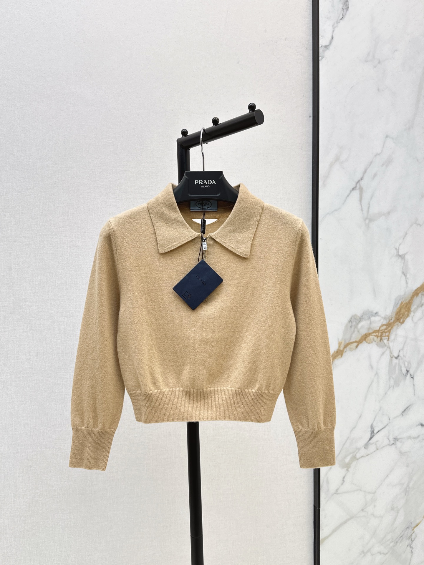 NO:548238,Old Qian style outfit PD 25Ss———The latest lapel half-zipper short camel long-sleeved sweater yb fixed-dye cashmere wool yarn fluffy texture soft and comfortable and warm plus points. The short style shows the body proportional visual~ Commuting versatile one color is available in stock sml, alexander wang19860909老钱风穿搭 PD 25Ss————秋冬最新款翻领半拉链短款驼色长袖针织衫yb定染的羊绒羊毛纱线 蓬松的质感柔软舒适又保暖加分 小短款版型很显身材比例视觉～ 通勤百搭 一色现货发售sml,,alexander wang,Women's clothing