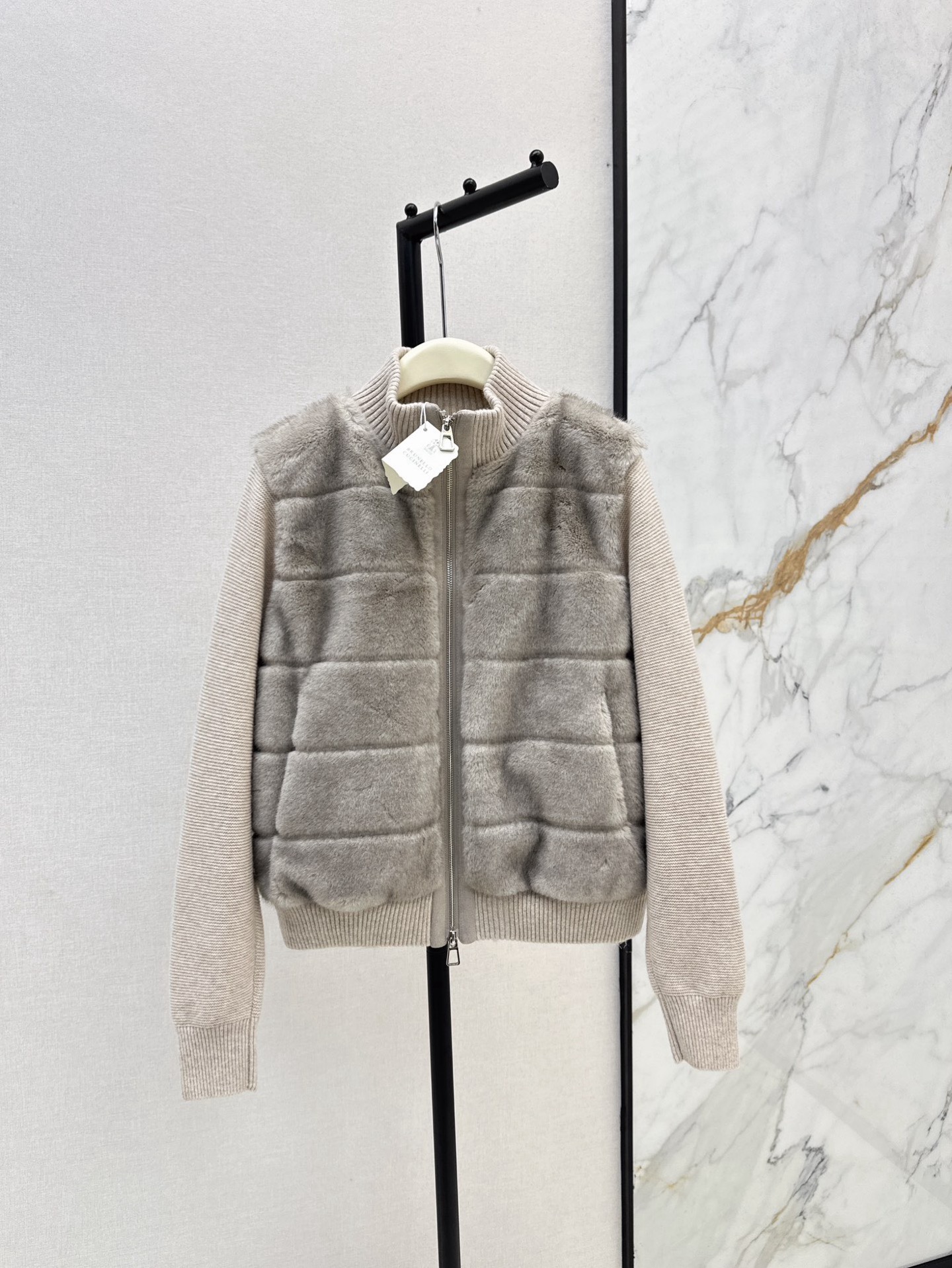 NO:548230,Exclusive model with dust bag ~ LP 25Ss————The latest autumn and winter stand-alone knitted spliced ​​down jacket customized nylon + wool knitted fabric + environmentally friendly imitation mink fur 90 white goose velvet filled inner body, the whole light and warmth wool knitted material echoes the sleeves, highlighting the style The regular slim fit style is different from the large version The upper body is light and fashionable, integrating warmth and fashionable, getting rid of traditional down bloat, Southern baby is done in one piece in autumn and winter, Northern baby is layered in winter, Customized, two colors are available for sale in stock, sml, loro piano, down jacket, alexander wang19860909配防尘袋独家款～LP 25Ss————秋冬最新款立领针织拼接羽绒服定制尼龙+羊毛针织面料+环保仿水貂皮草 90白鹅绒填充内里 整轻薄保暖 羊毛针织材质与衣袖相呼应 彰显格调 常规修身版型区别于大版型 上身轻盈时尚 集保暖与时髦一体 摆脱传统的羽绒臃肿 南方宝宝秋冬一件搞定 北方宝宝入冬叠穿 定 两色现货发售sml,,loro piana,down jacket,alexander wang,Women's clothing