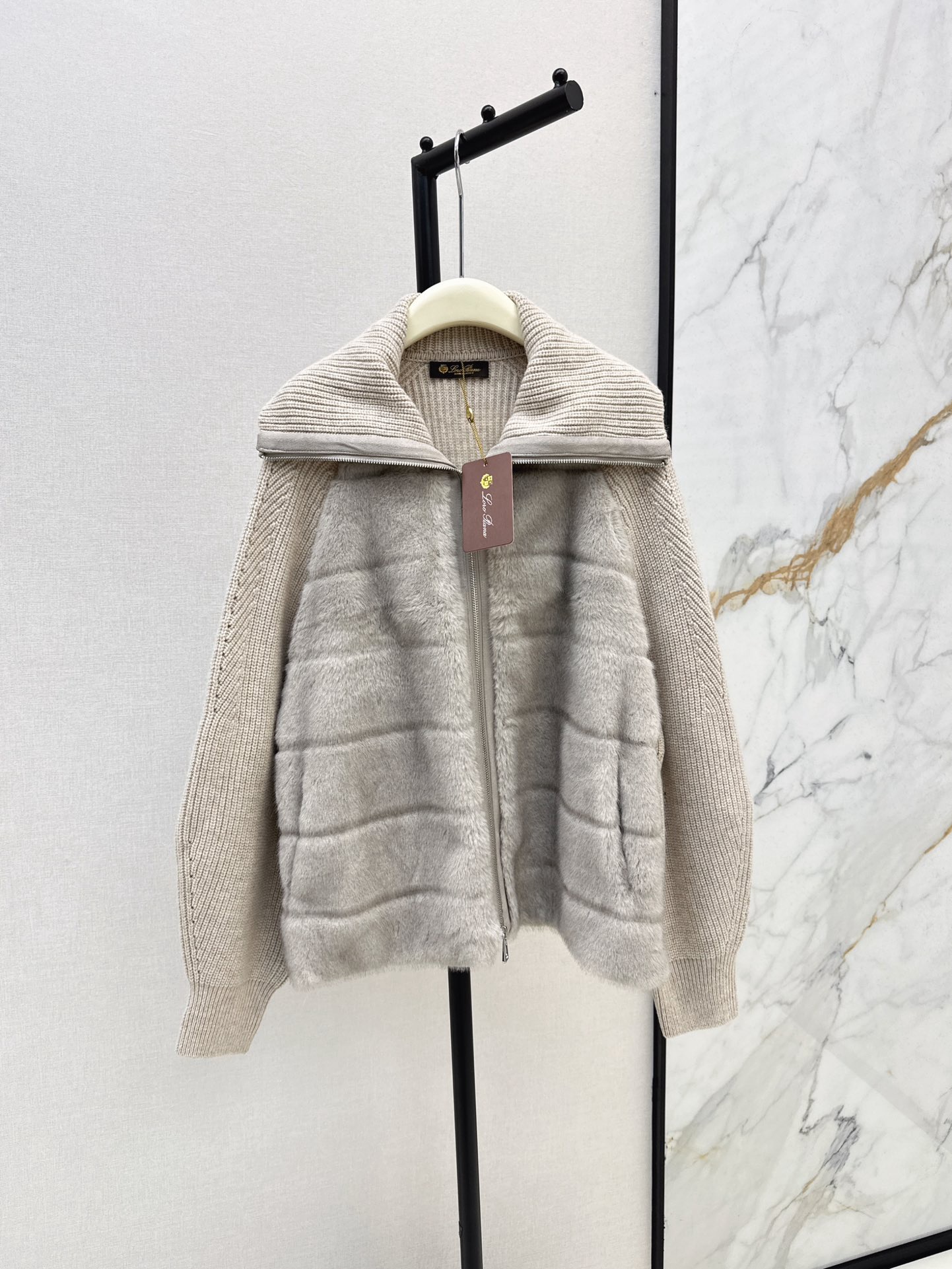 NO:548226,Exclusive model with dust bag ~ LP 25Ss————The latest big lapel knitted styling down jacket in autumn and winter, customized nylon + wool knitted fabric + environmentally friendly imitation mink fur 90 white goose down fill inner, the whole light and warmth, the wool knitted material echoes the sleeves, highlighting the style, the regular slim fit style is different from the large version, the upper body is light and fashionable, integrating warmth and fashionable, getting rid of traditional down bloat, Southern baby is done in one piece in autumn and winter, Northern baby is layered in winter, custom two colors are available for sale in stock, sml, loro piano, down jacket, alexander wang19860909配防尘袋独家款～LP 25Ss————秋冬最新款大翻领针织拼接羽绒服定制尼龙+羊毛针织面料+环保仿水貂皮草 90白鹅绒填充内里 整轻薄保暖 羊毛针织材质与衣袖相呼应 彰显格调 常规修身版型区别于大版型 上身轻盈时尚 集保暖与时髦一体 摆脱传统的羽绒臃肿 南方宝宝秋冬一件搞定 北方宝宝入冬叠穿 定 两色现货发售sml,,loro piana,down jacket,alexander wang,Women's clothing