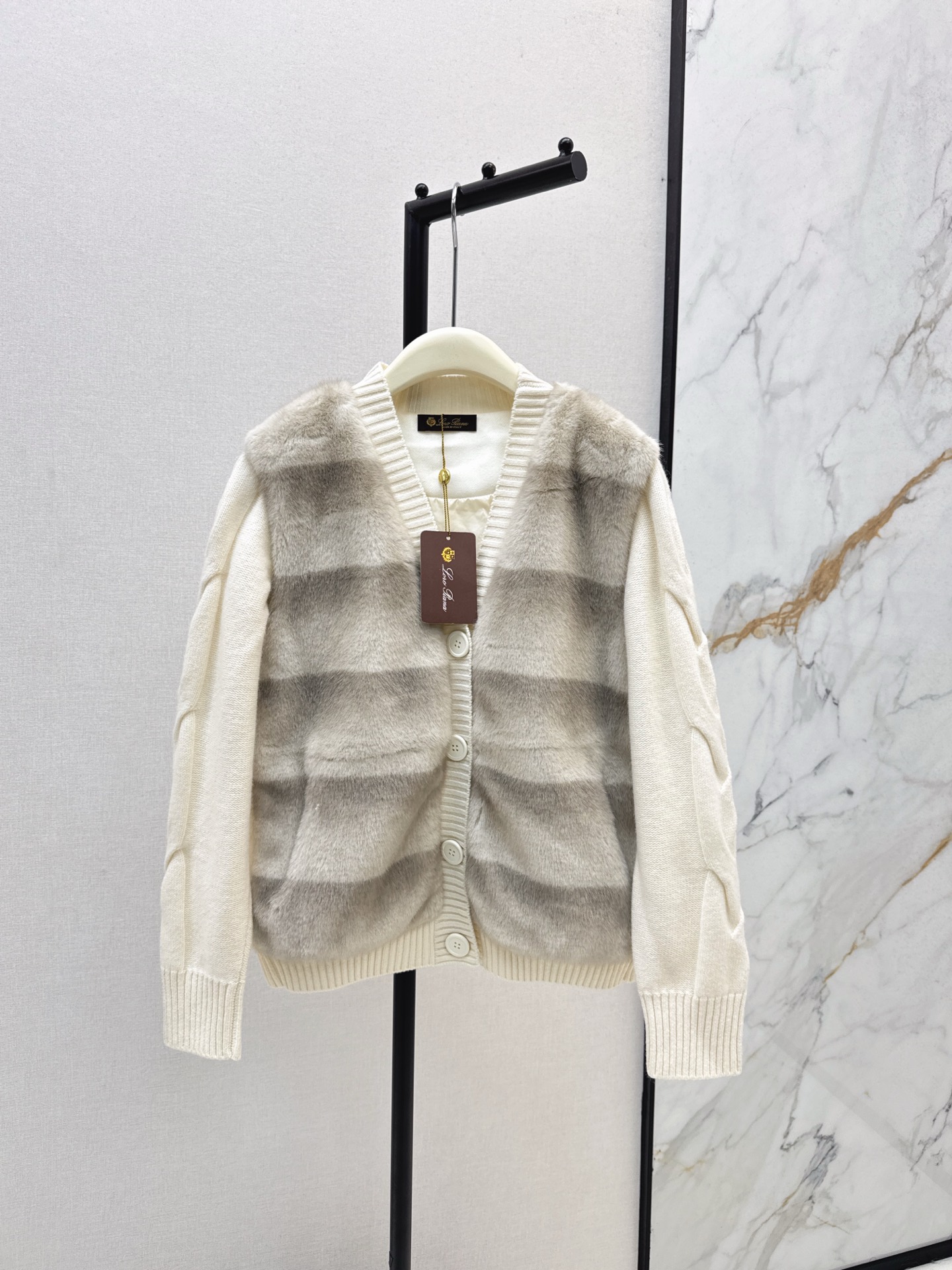 NO:548222,Exclusive model with dust bag ~ LP 25Ss———The latest V-neck knitted down jacket in autumn and winter custom wool fabric + wool knitted fabric + environmentally friendly imitation mink fur 90 white goose down fill inner, the whole light and warmth wool knitted material echoes the sleeves, showing the style The regular slim fit style is different from the large version The upper body is light and fashionable, integrating warmth and fashionable, getting rid of traditional down bloat, Southern baby is done in autumn and winter, Northern baby is layered in winter, fixed, one color is available for sale in stock, sml, loro piano, down jacket, alexander wang19860909配防尘袋独家款～LP 25Ss————秋冬最新款V领针织拼接羽绒服定制羊毛呢面料+羊毛针织面料+环保仿水貂皮草 90白鹅绒填充内里 整轻薄保暖 羊毛针织材质与衣袖相呼应 彰显格调 常规修身版型区别于大版型 上身轻盈时尚 集保暖与时髦一体 摆脱传统的羽绒臃肿 南方宝宝秋冬一件搞定 北方宝宝入冬叠穿 定 一色现货发售sml,,loro piana,down jacket,alexander wang,Women's clothing