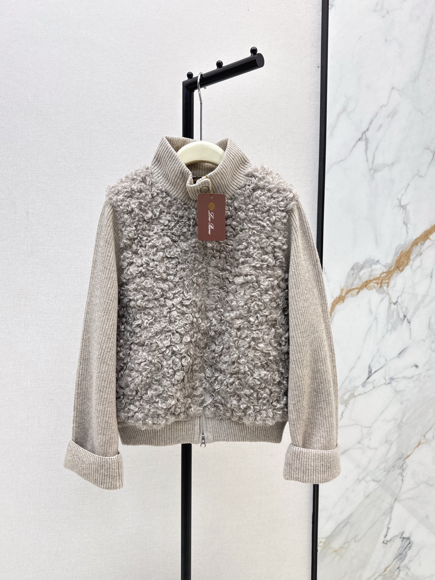 NO:548218,Exclusive style with dust bag ~ LP 25Ss———The latest autumn and winter stand-alone knitted spliced ​​down jacket customized wool fabric + wool knitted fabric white goose velvet filling inner wool knitted material echoes the sleeves to highlight the style. The regular slim fit style is different from the large version. The upper body is light and fashionable. It integrates warmth and fashionable. Get rid of traditional down bloat. Southern babies are ready for autumn and winter. Northern babies are layered in winter. Customized. Three-color spot sale sml, loro piano, down jacket, alexander wang19860909配防尘袋独家款～LP 25Ss————秋冬最新款立领针织拼接羽绒服定制绵羊毛面料+羊毛针织面料白鹅绒填充内里 羊毛针织材质与衣袖相呼应 彰显格调 常规修身版型区别于大版型 上身轻盈时尚 集保暖与时髦一体 摆脱传统的羽绒臃肿 南方宝宝秋冬一件搞定 北方宝宝入冬叠穿 定 三色现货发售sml,,loro piana,down jacket,alexander wang,Women's clothing