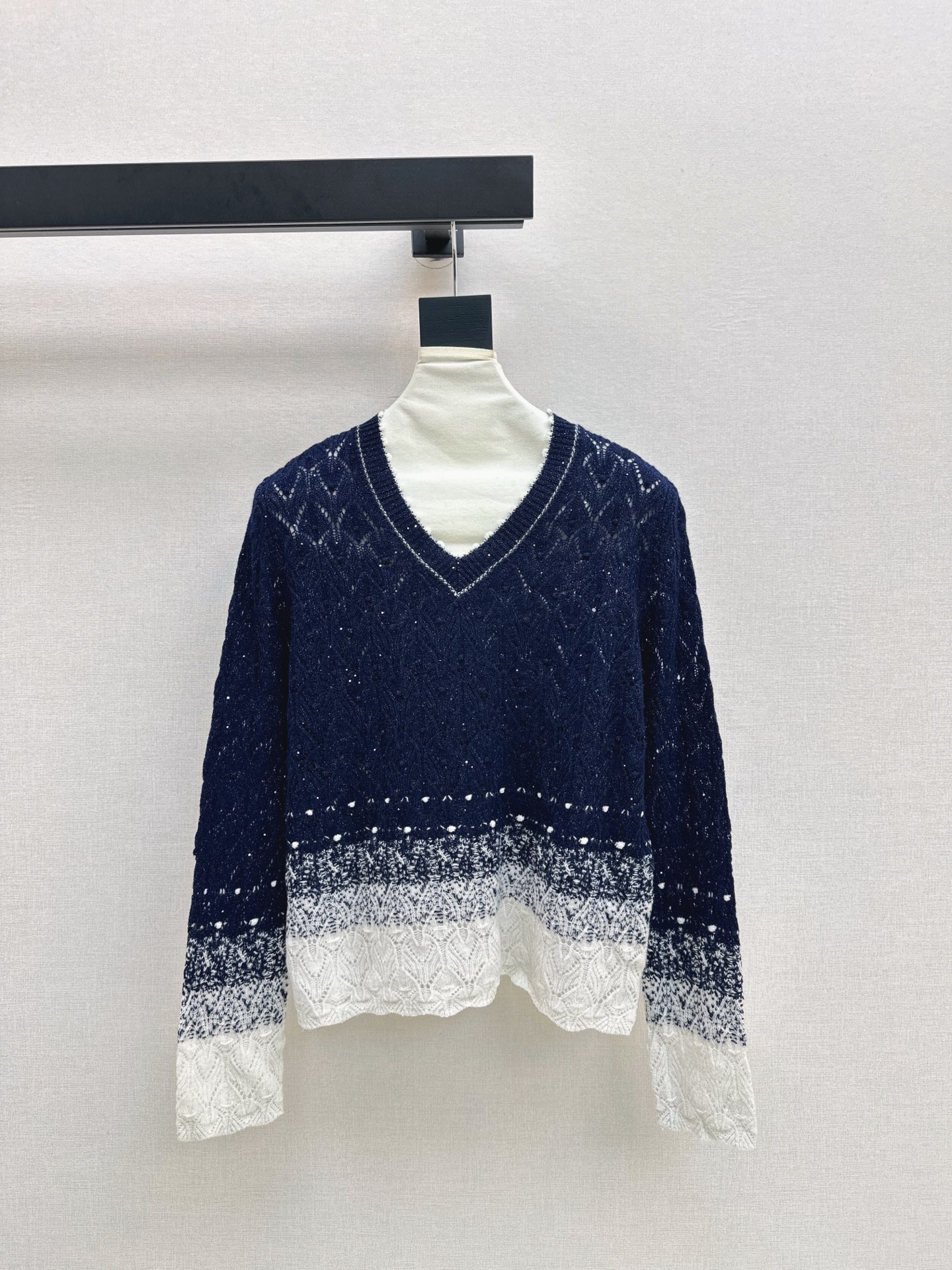 NO:548193,C home 25Ss————The latest gradient V-neck sweater custom wool Buling yarn in autumn and winter. The round neck is simple and versatile. The texture is soft and comfortable. The woven surface is full and delicate. The upper body shows gentle temperament. The regular version is free and unrestrained. You can wear it for daily commuting. Two colors are available for sale in stock. SML, chanel, sweaters, alexander wang19860909C家 25Ss————秋冬最新款渐变色V领毛衣定制羊毛Buling纱线 圆领简洁百搭 质感柔软舒适 织面饱满细腻 上身显温柔气质 常规版型上身自在无束缚 日常通勤都可穿 两色现货发售sml,,chanel,sweaters,alexander wang,Women's clothing