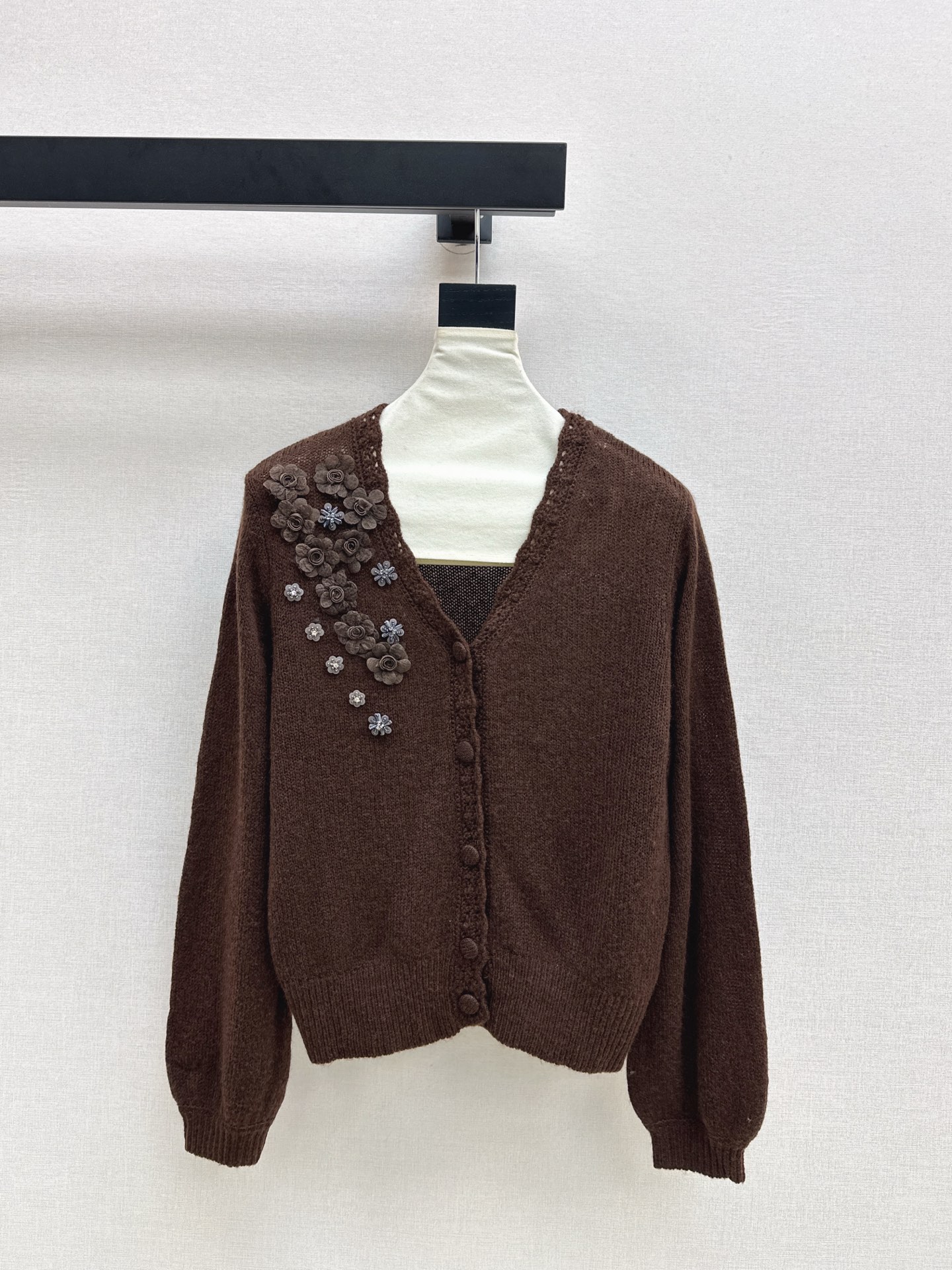 NO:548214,Gentle and daily necessities C home 25Ss———The latest style of gentle girls with the latest style of autumn and winter must have three-dimensional flower decoration V-neck cardigan. It’s so easy to match. It’s very gentle and retro style. The fabric span is very large and can be worn to create different flavors. Highly recommended~~ Three-color spot sml, chanel, alexander wang19860909温柔日常必备 C家 25Ss————秋冬最新款温柔女孩必备立体花朵装饰V领开衫 太好搭啦很日常的温柔复古风 面料跨度很大少女熟女都可穿出不同味道 强烈推荐哦～～ 三色现货发售sml,,chanel,alexander wang,Women's clothing