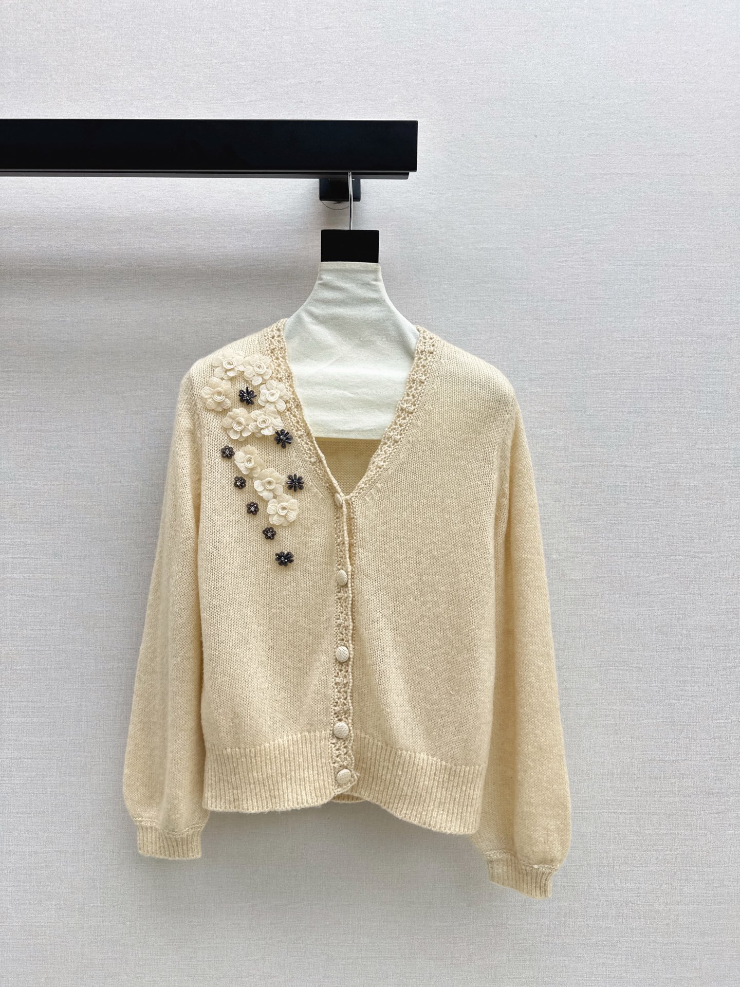 NO:548212,Gentle and daily necessities C home 25Ss———The latest style of gentle girls with three-dimensional flower decoration V-neck cardigan in autumn and winter. It’s so easy to match. It’s very gentle and retro style. The fabric span is very large and can be worn to create different flavors. Highly recommended~~ Three colors are available for sale in stock. SML, Chanel, alexander wang19860909温柔日常必备C家 25Ss————秋冬最新款温柔女孩立体花朵装饰V领开衫 太好搭啦很日常的温柔复古风 面料跨度很大少女熟女都可穿出不同味道 强烈推荐哦～～ 三色现货发售sml,,chanel,alexander wang,Women's clothing