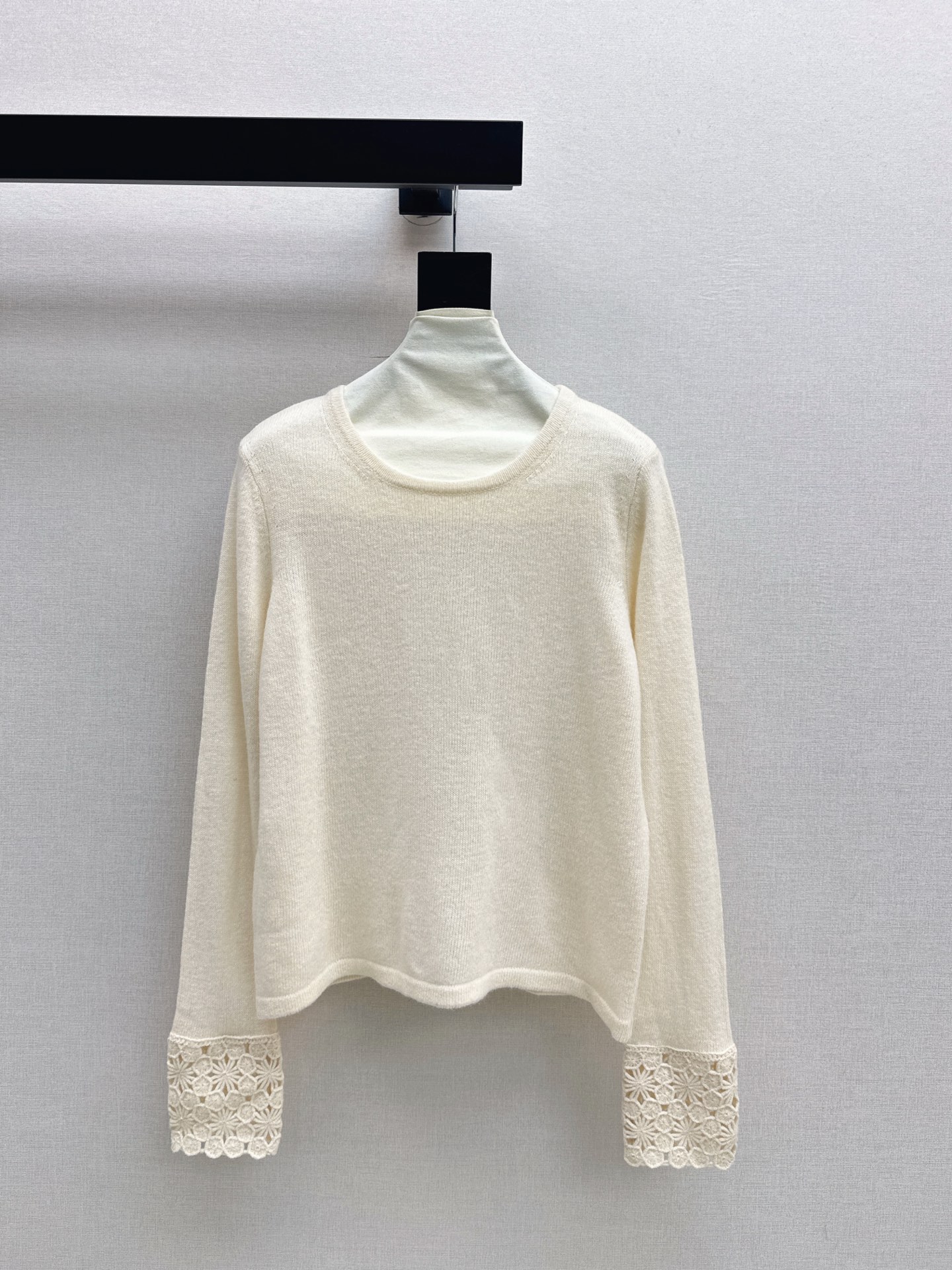 NO:548202,Ch～E 25Ss———The latest lace sleeve splicing round neck sweater in early autumn. Fairy’s single product. Sleeve splicing and empty hooking craftsmanship. The style is absolutely unique. Original custom wool yarn soft and delicate. The outer wear is super good. Highly recommended fashionable items. White and rich beauty must-have items. Three-color spot sml, sweaters, alexander wang19860909Ch～E 25Ss———早秋最新款花边袖拼接圆领毛衣 仙仙的单品 袖子拼接缕空勾花工艺 版型绝绝子 原版定制羊毛纱线软糯细腻 外搭单穿都超好看 强烈推荐气质时髦单品 白富美必备单品 三色现货发售sml,,sweaters,alexander wang,Women's clothing