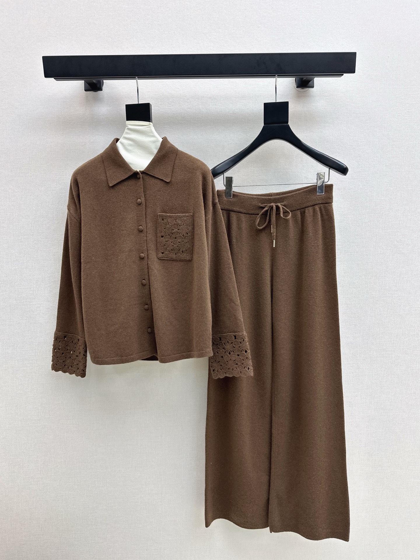 NO:548199,Ch～E 25Ss——The latest lazy style wool suit in autumn and winter, handmade crochet spliced ​​shirt-style lapel sweater + elastic waist straight pants, 100% worsted wool yarn fabric, simple and atmospheric lazy style, durable, warmth and appearance are both online~~ The most practical and versatile quality, everyday high-end, base layered in autumn and winter!  !  Extra elasticity and body shape for sale. Two colors are available for sale in stock, sml, sweaters, shirts, alexander wang19860909Ch～E 25Ss———秋冬最新款慵懒风羊毛套装手工钩花拼接衬衫式翻领毛衣+松紧腰直筒裤 百分百精纺羊毛纱线面料 简约大气慵懒版型 经久耐穿 保暖度和颜值却都在线～～最实穿百搭的精品 秋冬打底叠穿日常高级！！超大弹力不挑身材一套出售 两色现货发售sml,,sweaters,shirts,alexander wang,Women's clothing