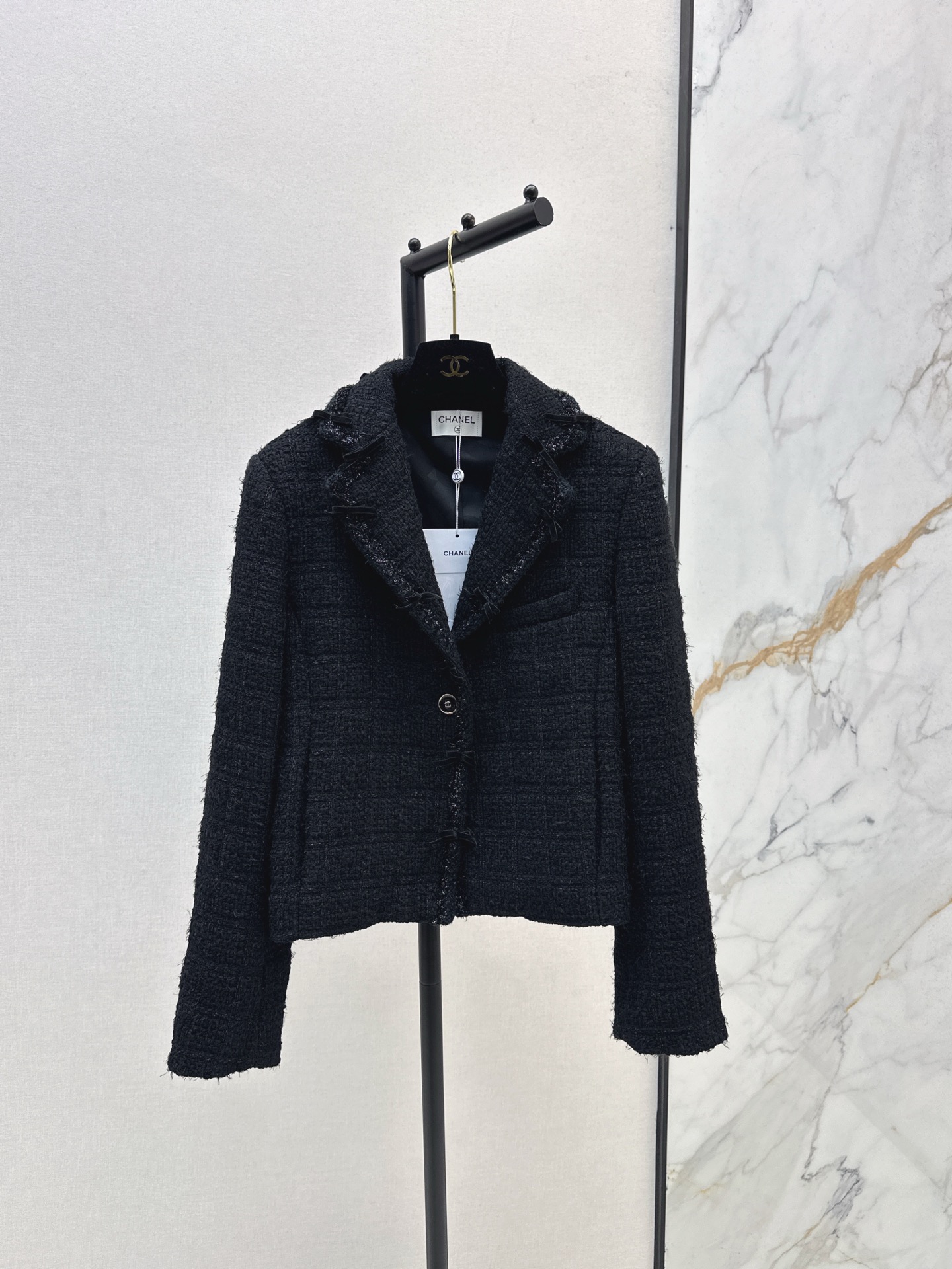 NO:548170,Recommended single models C home 25Ss———The latest high-end versatile black lapel braided jacket in autumn and winter yb developed woven fabric with super good texture and full of high-end feel. Never tired of looking at it. The silhouette cut creates a waist-lifting outline that can be sweet or salty. Fashionable and versatile. Commuting and dates are very good. SML is available in stock, chanel, jackets & coats, alexander wang19860909爆单款推荐 C家 25Ss————秋冬最新款高级百搭黑色系翻领编织外套yb开发编织面料 质感超好 高级感满满 百看不厌 廓形剪裁营造收腰轮廓 可甜可盐 时髦百搭 通勤约会都很不错 一色现货发售sml,,chanel,jackets & coats,alexander wang,Women's clothing