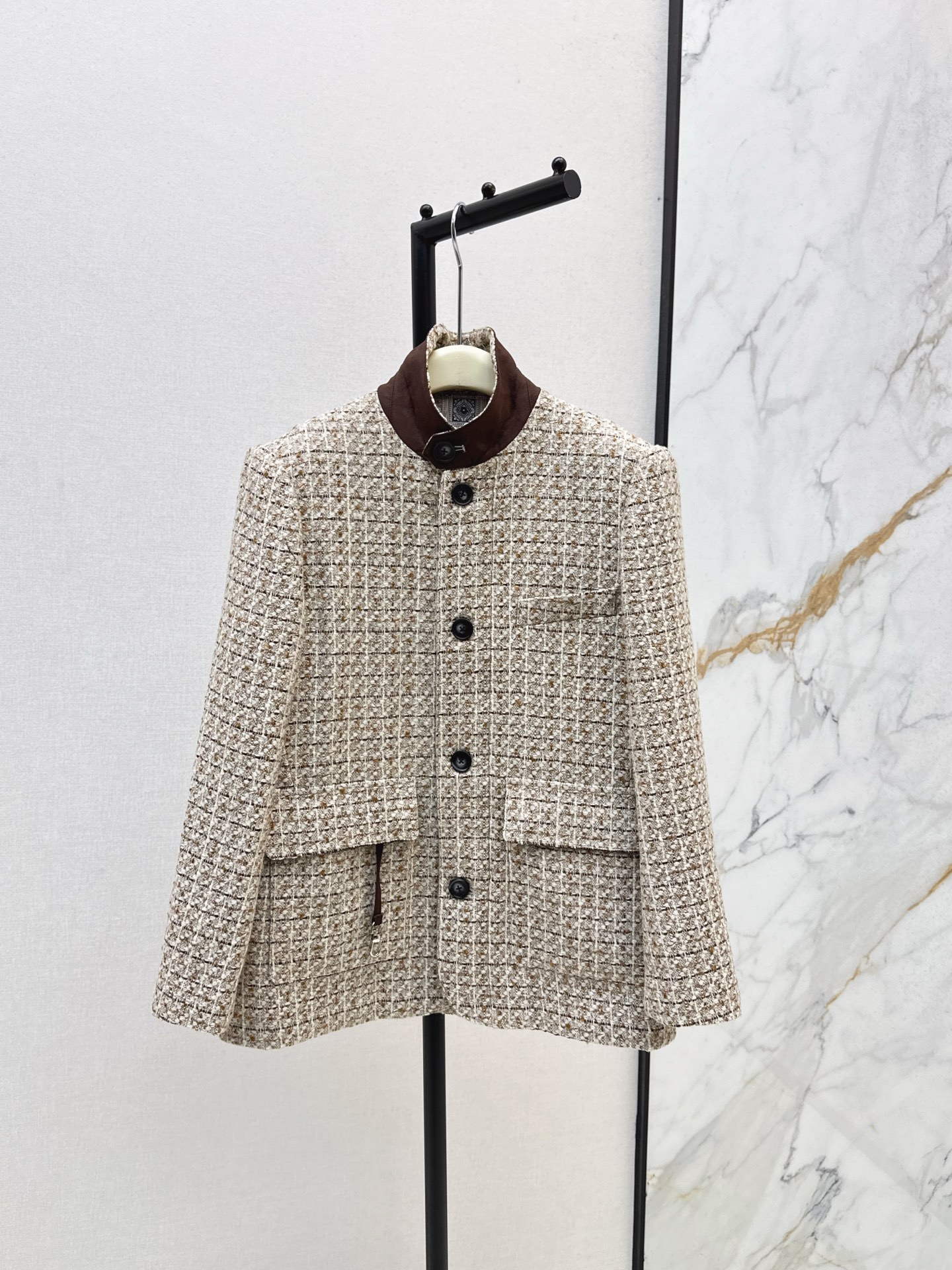 NO:548167,Slack old-fashioned outfit LP 25Ss - the latest high-end stand-collar jacket in early autumn, fashionable and non-contrast style, customized heavyweight fabric, excellent quality, has aura and also modify the shoulder shape, contrasting stand-collar H-style tailoring, easy to wear, easy to convex, detailed details are very detailed, one-color spot on sale, sml, loro piano, jackets & coats, alexander wang19860909松弛老钱风穿搭 LP 25Ss——早秋最新款高级立领外套时髦不撞款 定制重磅面料 品相上乘 拥有气场同时修饰肩型 撞色立领H版型剪裁 好穿不挑人 轻松凹造型 细节处理非常细致 一色现货发售sml,,loro piana,jackets & coats,alexander wang,Women's clothing