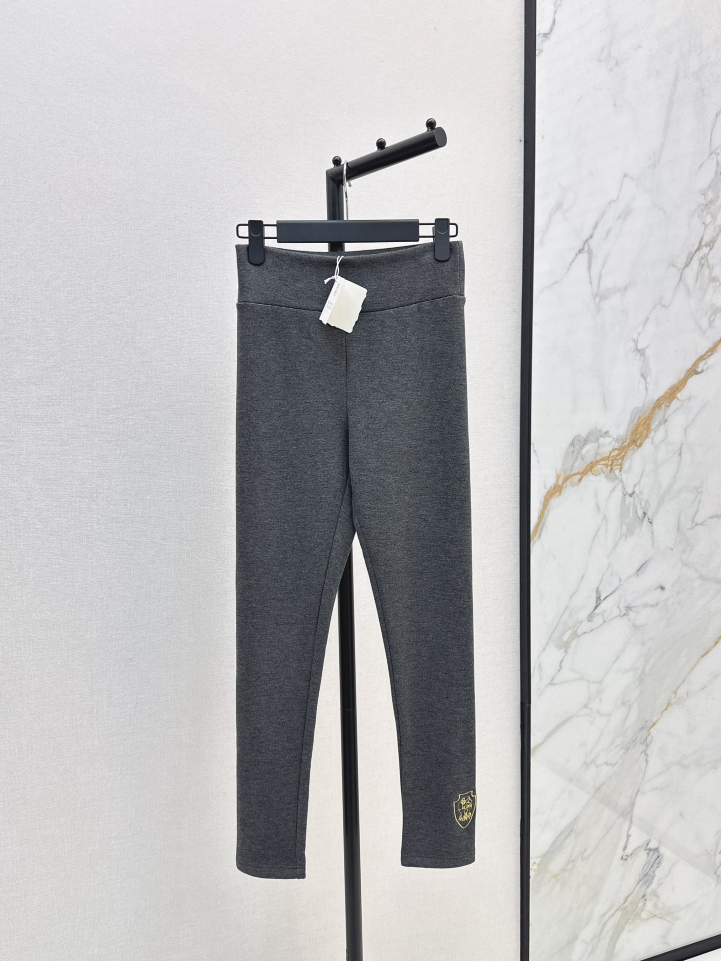 NO:548954,Must-have in winter BC 25Ss———The latest high-waisted velvet leggings in autumn and winter, using soft and glutinous velvet fabric, the inner suede is super delicate, especially comfortable, high-tech heating function, no longer cold in winter, the upper body automatically has slender long legs, the style is too slim, wide waist seal design can also lengthen the proportion of the legs, two colors are available in stock,,alexander wang19860909入冬必备 BC 25Ss————秋冬最新款高腰加绒打底裤 采用软糯加绒面料 内里绒面超级细腻 特别很舒服 高科技发热功能 冬天再也不冷了 上身自动拥有纤细大长腿 版型太显瘦了 宽腰封设计还可以拉长腿部比例感 两色现货发售sml,,alexander wang,Women's clothing