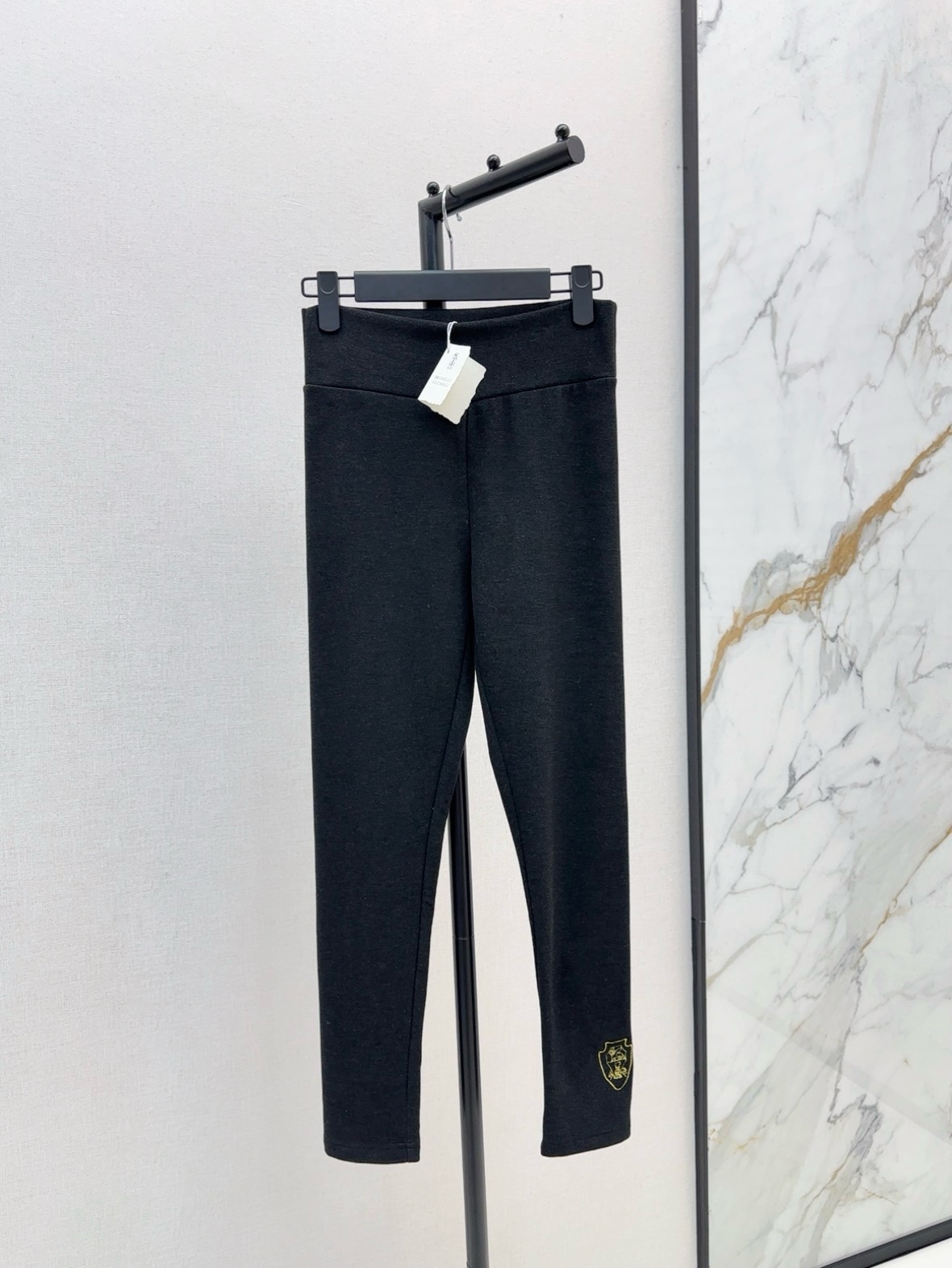 NO:548951,Must-have in winter BC 25Ss———The latest high-waisted fleece leggings in autumn and winter, using soft and glutinous fleece fabric, the suede inside is super delicate, especially comfortable, high-tech heating function, no longer cold in winter, the upper body automatically has slender long legs, the style is too slim, wide waist seal design can also lengthen the proportion of the legs, two colors are available in stock,,alexander wang19860909入冬必备 BC 25Ss————秋冬最新款高腰加绒打底裤 采用软糯加绒面料 内里绒面超级细腻 特别很舒服 高科技发热功能 冬天再也不冷了 上身自动拥有纤细大长腿 版型太显瘦了 宽腰封设计还可以拉长腿部比例感 两色现货发售sml,,alexander wang,Women's clothing