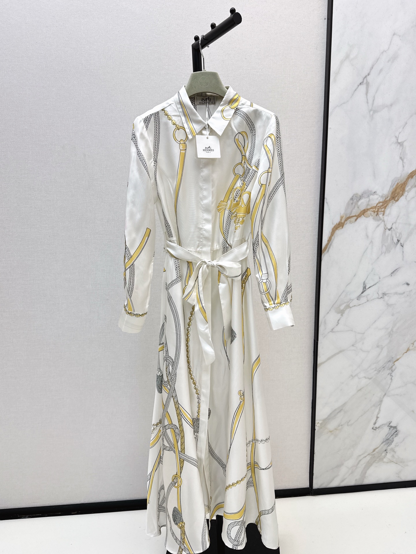 NO:548943,Her 25Ss———The latest autumn and winter positioning printing silk dress 100% silk twill texture is excellent. The temperament H-style style is casual and generous. The beautiful color matching is full positioning printing is super high-end. The style is not picky and the upper body is super slim. Two colors are available in stock. Smlxl, skirts, real silk, alexander wang19860909Her 25Ss————秋冬最新款定位印花真丝连衣裙百分百真丝斜纹绸质感超赞 气质H版型随性大方 绝美配色全定位印花超高级 版型不挑人上身超显瘦 两色现货发售smlxl,,skirts,real silk,alexander wang,Women's clothing