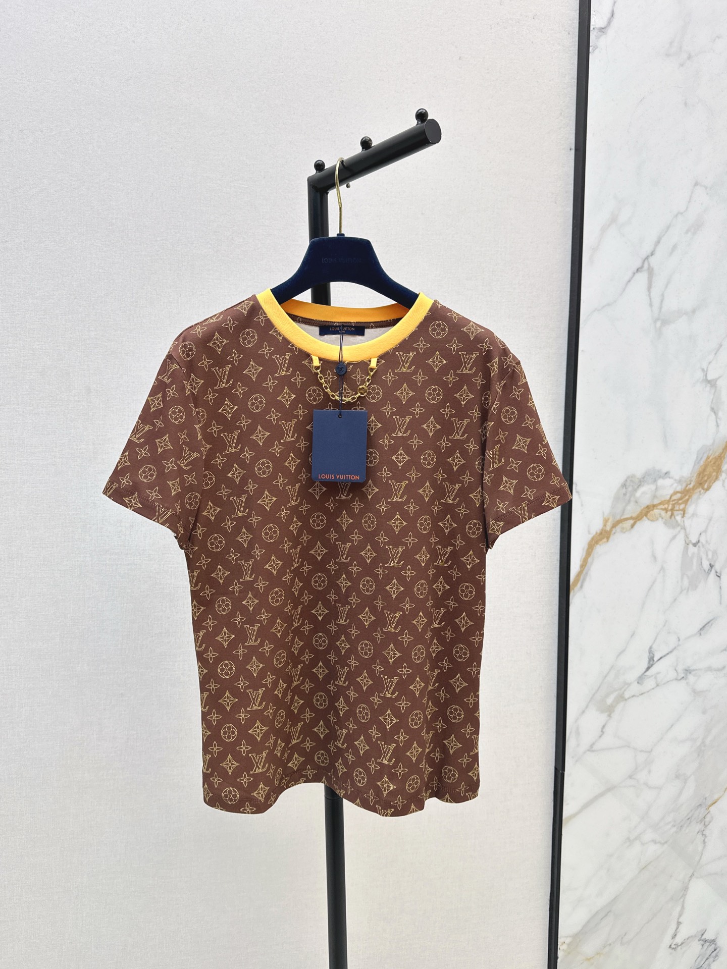 NO:548932,L Home 25Ss———The latest cartoon stamps for autumn and winter, presbyterian short-sleeved T-shirts, customized cartoon stamps, printed dark pattern, presbyterian pure cotton fabric, very cool and comfortable, classic loose style, lively and lively, lively, lively and lively, easy to match, can create a fashionable and age-reducing girlish feeling, one color is available in stock, smL, louis vuitton, T-shirt,tees, t-shirt,alexander wang19860909L家 25Ss————秋冬最新款卡通邮票老花短袖T恤 定制卡通邮票图案印花暗纹老花纯棉面料 非常清凉一整个舒服住 经典宽松版型 灵动展示青春活力气质 轻松搭配就能穿出时髦减龄的少女感 一色现货发售smL,,louis vuitton,T-shirt,tees，t-shirt,alexander wang,Women's clothing