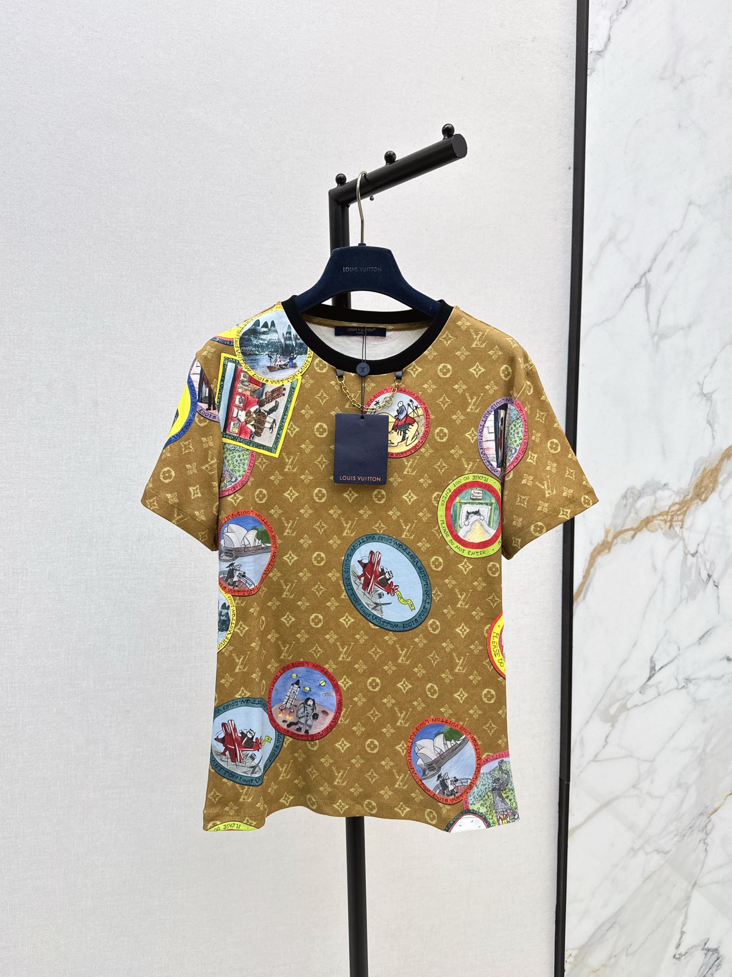 NO:548927,L Home 25Ss———The latest cartoon stamps for autumn and winter, presbyterian short-sleeved T-shirts, customized cartoon stamps, printed dark pattern, presbyterian pure cotton fabric, very cool and comfortable, classic loose style, lively and lively, lively, lively, lively and show youthful vitality, easy to match, can create a fashionable and age-reducing girlish feeling, one color is available for sale in stock,, louis vuitton, T-shirt,tees, t-shirt,alexander wang19860909L家 25Ss————秋冬最新款卡通邮票老花短袖T恤 定制卡通邮票图案印花暗纹老花纯棉面料 非常清凉一整个舒服住 经典宽松版型 灵动展示青春活力气质 轻松搭配就能穿出时髦减龄的少女感 一色现货发售sml,,louis vuitton,T-shirt,tees，t-shirt,alexander wang,Women's clothing