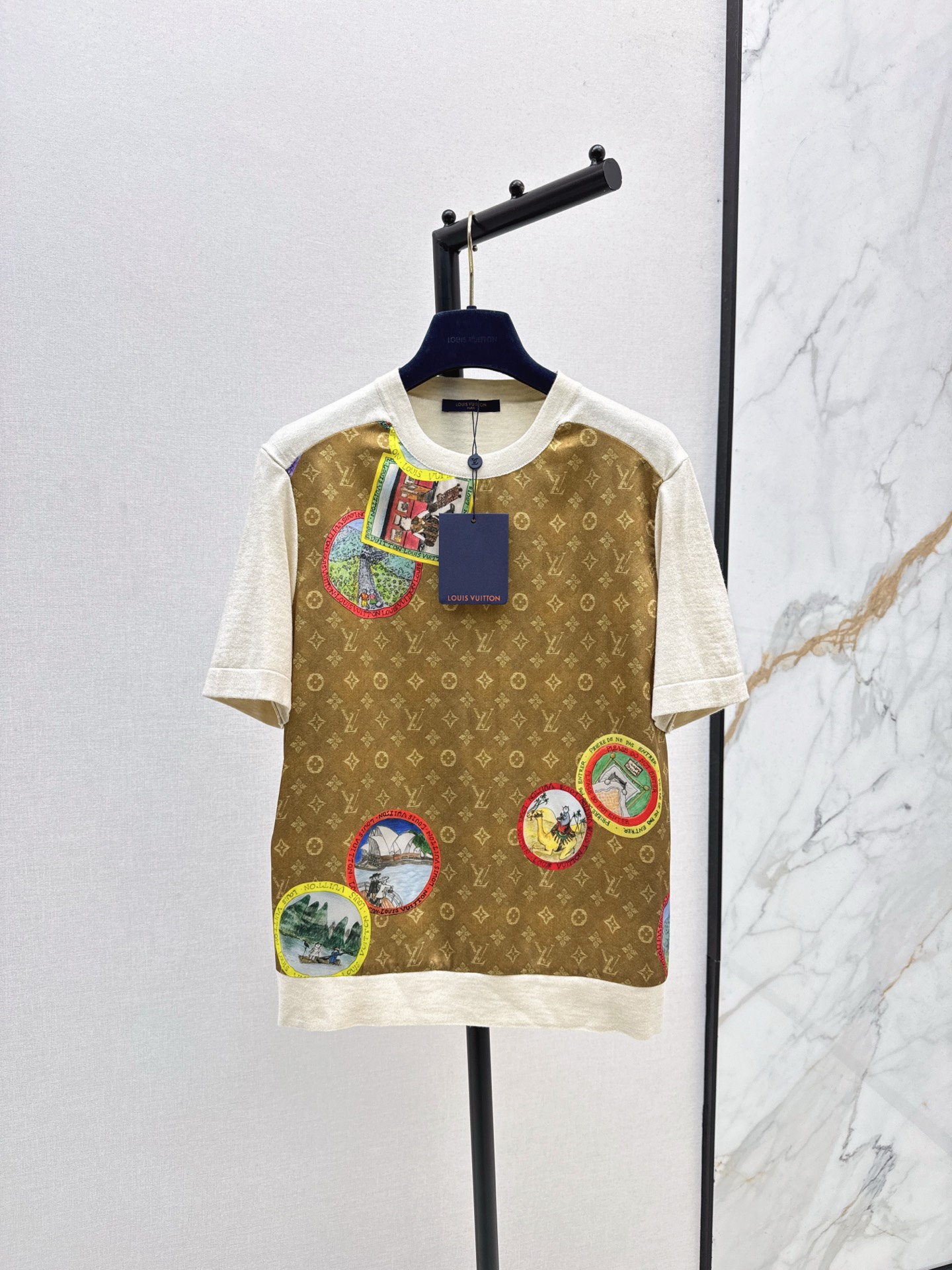 NO:548923,L Home 25Ss———The latest cartoon stamps for autumn and winter, presbyterian splicing knitted series short-sleeved T-shirts, classic presbyterian jacquard cartoon stamp patterns splicing knitted fabric, classic style versatile and not picky, daily recommended thin classic items, Yanlai is also very refreshing, one color is available in stock, smlxl, louis vuitton, T-shirt,tees, t-shirt,alexander wang19860909L家 25Ss———秋冬最新款卡通邮票老花拼接针织系列短袖T恤 经典老花提花卡通邮票图案拼接针织面料 经典版型百搭不挑人 日常推荐的薄款经典单品 颜来也很清爽 一色现货发售smlxl,,louis vuitton,T-shirt,tees，t-shirt,alexander wang,Women's clothing