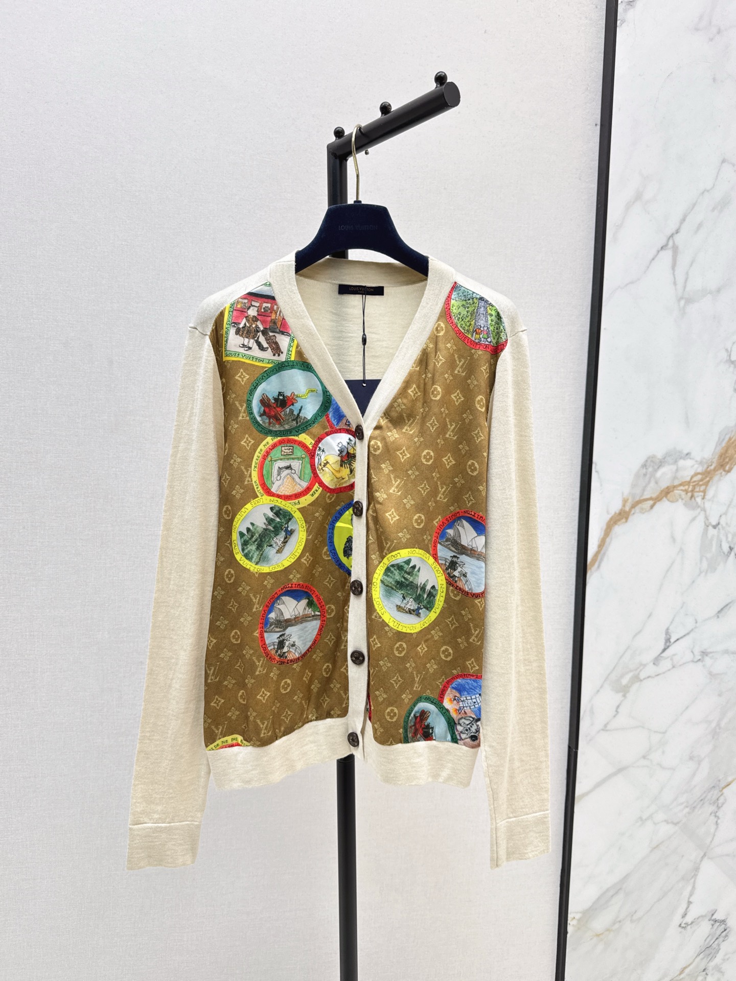 NO:548919,L Home 25Ss————The latest cartoon stamps for autumn and winter, presbyterian stamps, presbyterian stamps, long-sleeved cardigans, classic presbyterian jacquard cartoon stamps, patterned, knitted fabric, classic style versatile and not picky, thin classic items recommended daily, Yanlai is also very refreshing, original custom buttons, one-color spot on sale smlxl,,louis vuitton,alexander wang19860909L家 25Ss————秋冬最新款卡通邮票老花拼接针织系列V领长袖开衫 经典老花提花卡通邮票图案拼接针织面料 经典版型百搭不挑人 日常推荐的薄款经典单品 颜来也很清爽 原版定制扣子 一色现货发售smlxl,,louis vuitton,alexander wang,Women's clothing