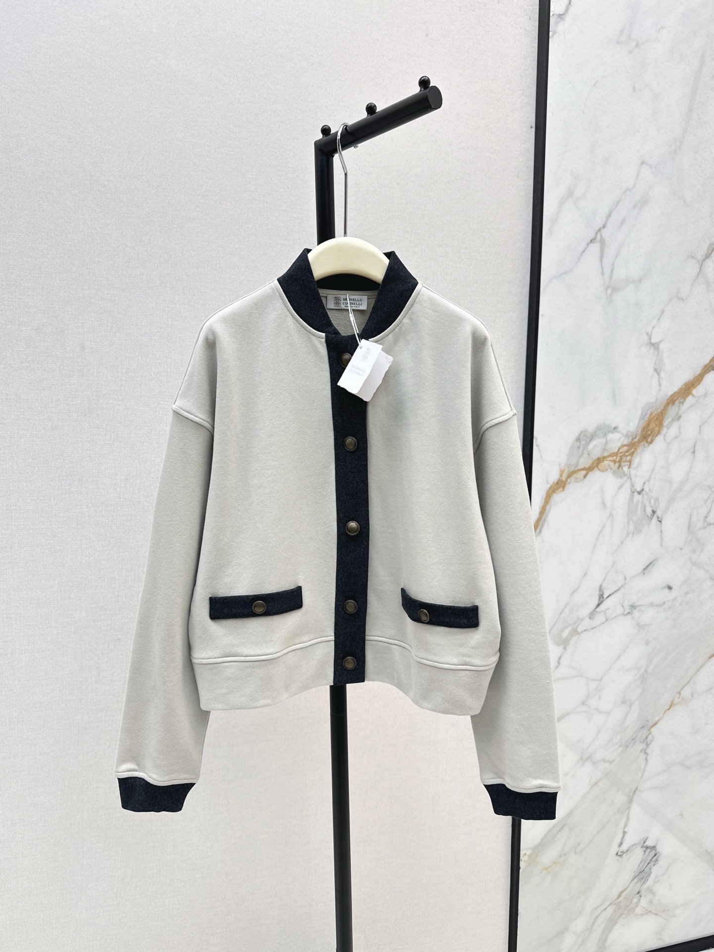 NO:548916,Bc 25Ss———The latest contrasting edge design of autumn and winter, stand-collar sweatshirt cardigan sports sweatshirt design, Italian style elegant items, metal buttons have been hand-processed, buttons decorate fake pockets, loose and comfortable style, fits small shoulder design, creates a casual styling, one-color spot on sale, sml, hoodie, sweatshirts, alexander wang19860909Bc 25Ss————秋冬最新款撞色边设计立领卫衣开衫式运动卫衣设计 意式格调优雅的单品 金属纽扣经过手工工艺处理 纽扣装饰假口袋 宽松舒适的版型 契合小落肩设计 营造出休闲的造型感 一色现货发售sml,,hoodie,sweatshirts,alexander wang,Women's clothing