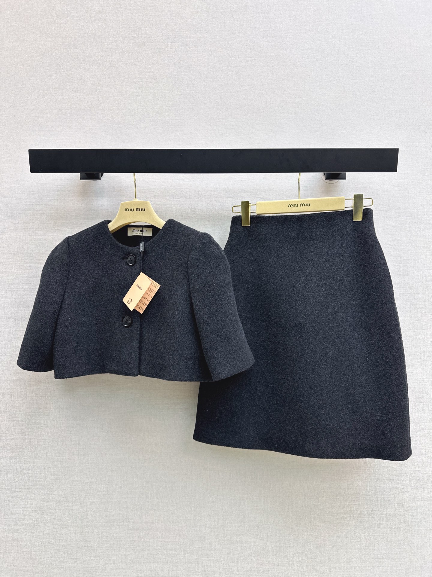 NO:548912,Miu 25Ss———The latest high-end gray series of autumn and winter, two-pin short wool jacket + skirt. The right length and high-waist skirt are matched with a small waist immediately. It makes people love it. Low-key and noble. The wool blend material is quite broad and skinny. The rich girl's temperament style. A set that fashionable people should have. One set is released in stock. SML, miumiu, skirts, jackets & coats, alexander wang19860909Miu 25Ss————秋冬最新款高级灰系列套装两粒扣短款羊毛外套+半身裙 恰到好处的衣长和高腰半裙一套搭配立刻拥有小蛮腰 让人爱不释手 低调显贵 的羊毛混纺材质 整体挺阔不失骨感 富家千金气质风 时髦精们都应有的一套 一套出 一色现货发售sml,,miumiu,skirts,jackets & coats,alexander wang,Women's clothing