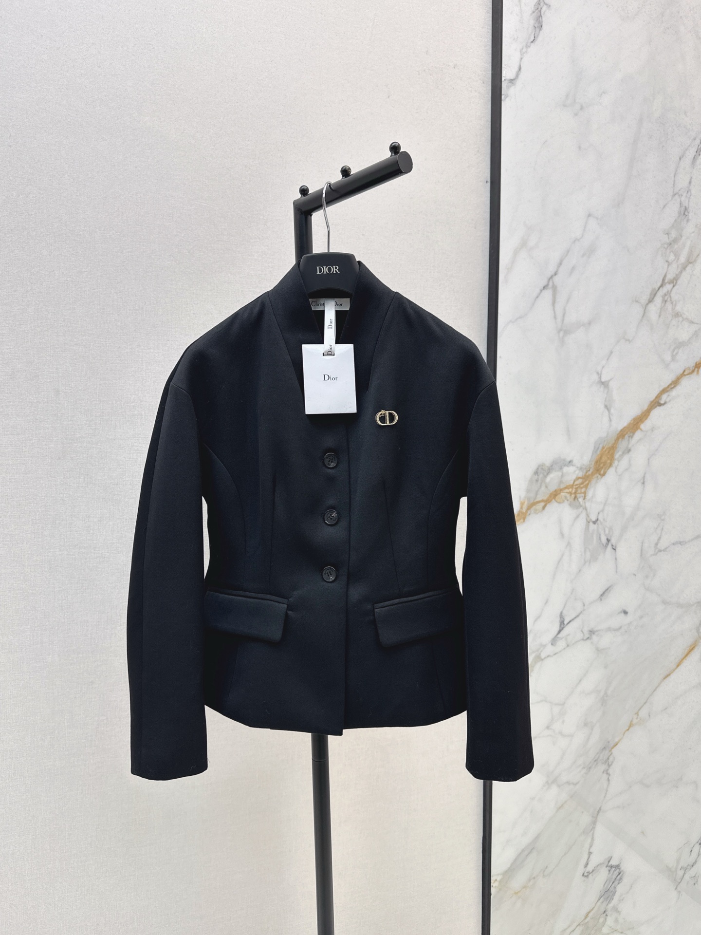 NO:548908,CD 25Ss———The latest autumn and winter style with brooch classic atmospheric V-neck suit jacket, cocoon-shaped rotator sleeve design, elegant and elegant three-button waist-closing tailoring, simple and individual custom wool-blend fabric texture, three-dimensional and stylish upper body, simple and fashionable, full of temperament, everyday commuting matching is very suitable, one-color spot on sale sml,, jackets & coats, business suit, brooch, breastpin, alexander wang19860909CD 25Ss————秋冬最新款配胸针经典大气V领西装外套 茧形落肩袖设计大气优雅 三颗扣收腰剪裁简约又个性 定制羊毛混纺面料质感绝绝子 版型立体有型上身简约洋气 一整个气质感拉满 日常通勤搭配都很适合 一色现货发售sml,,jackets & coats,business suit,brooch，breastpin,alexander wang,Women's clothing