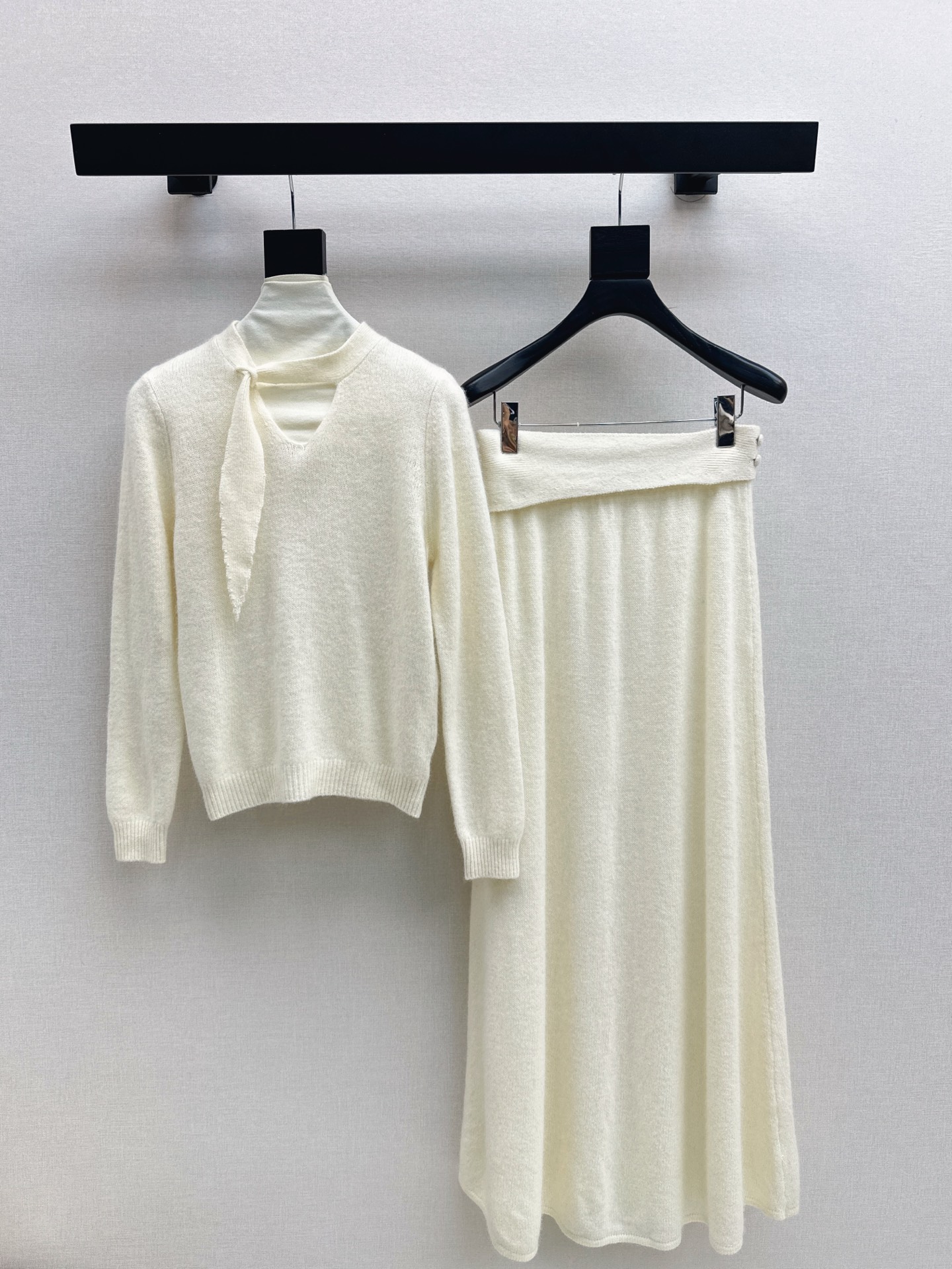 NO:548904,Elegant temperament CD 25Ss————The latest knitted suit, streamer decorative sweater + knitted skirt in early autumn, exquisite beauty, the overall feeling gives people a special simplicity and atmospheric feeling. One set matches you with a gentle, beautiful and charming feeling. The color and style are impeccable. The must-have set of lazy people looks good no matter how you match it. The fabric is of a unique texture. It uses customized wool fabric. The details are very good. One set is out. Two colors are available for sale in stock. SML, skirts, sweaters, alexander wang19860909优雅气质 CD 25Ss———早秋最新款针织套装飘带装饰毛衣+针织半裙 精致美感 整体给人感觉特别的简约大气 一套搭配起来给你人一种温柔美丽动人的感觉 颜色跟版型都无可挑剔 懒人必备一套怎么搭都好看 面料质感一绝 采用的是定制羊毛面料 细节很到位 一套出 两色现货发售sml,,skirts,sweaters,alexander wang,Women's clothing