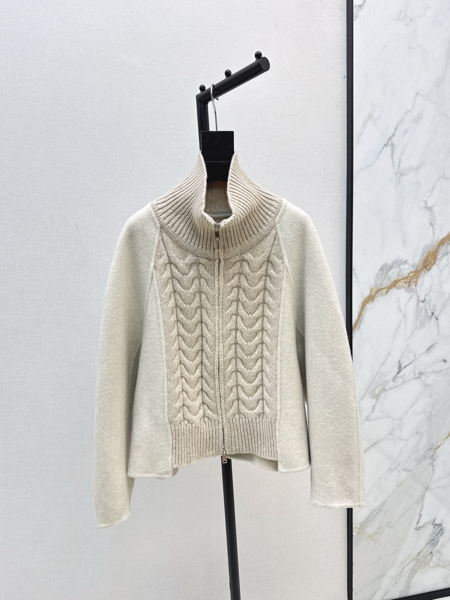 NO:548935,With dust bag LP 25Ss———The latest wool spliced ​​double-sided nis stand-alone jacket in autumn and winter. Retro British style. Loose silhouette cut. The upper body is more slim and tailored. More inclusive. Daily recommendations. Cashmere wool double-sided nis fabric. One-color spot-on sml, loro piano, jackets & coats, alexander wang19860909配防尘袋LP 25Ss————秋冬最新款羊毛拼接双面尼立领外套 复古英伦风气质 宽松廓形版型裁剪 上身更加显身材 松弛有度剪裁 比较有包容性 日常推荐 羊绒羊毛双面尼面料 一色现货发售sml,,loro piana,jackets & coats,alexander wang,Women's clothing