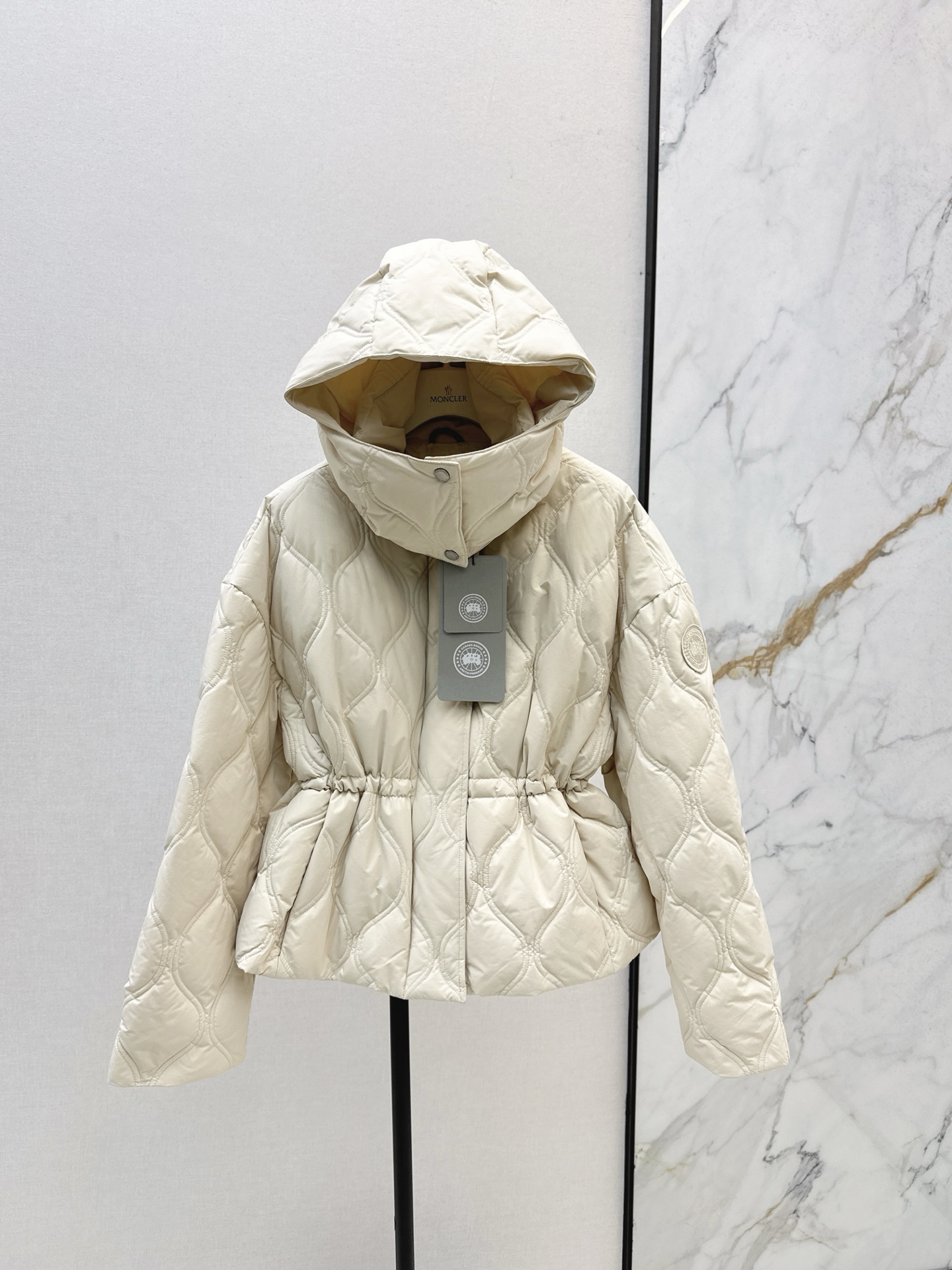 NO:548915,With dust bag Canada G 25Ss———New autumn and winter diamond hooded short down jacket Customized hardware accessories are all detailed in place Simple hooded and waist-hugging tailoring Modify the body curve The upper body is slimming and the effect of slimming on the upper body is excellent Detachable backpack straps handsome sporty style versatile and fashionable and elegant temperament National standard 90 imported white duck down filling, warm and refuse to be bloated Two colors are available in stock sml, backpacks, down jacket, hats, alexander wang19860909配防尘袋Canada G 25Ss————秋冬新品菱格连帽短款羽绒服 定制五金配件所有细节处理全面到位 简约连帽加收腰剪裁 修饰身材曲线 上身显瘦效果超赞 可拆卸背包带帅气运动风 百搭时髦又优雅气质 国标90进口白鸭绒填充 保暖拒绝臃肿 两色现货发售sml,,backpacks,down jacket,hats,alexander wang,Women's clothing