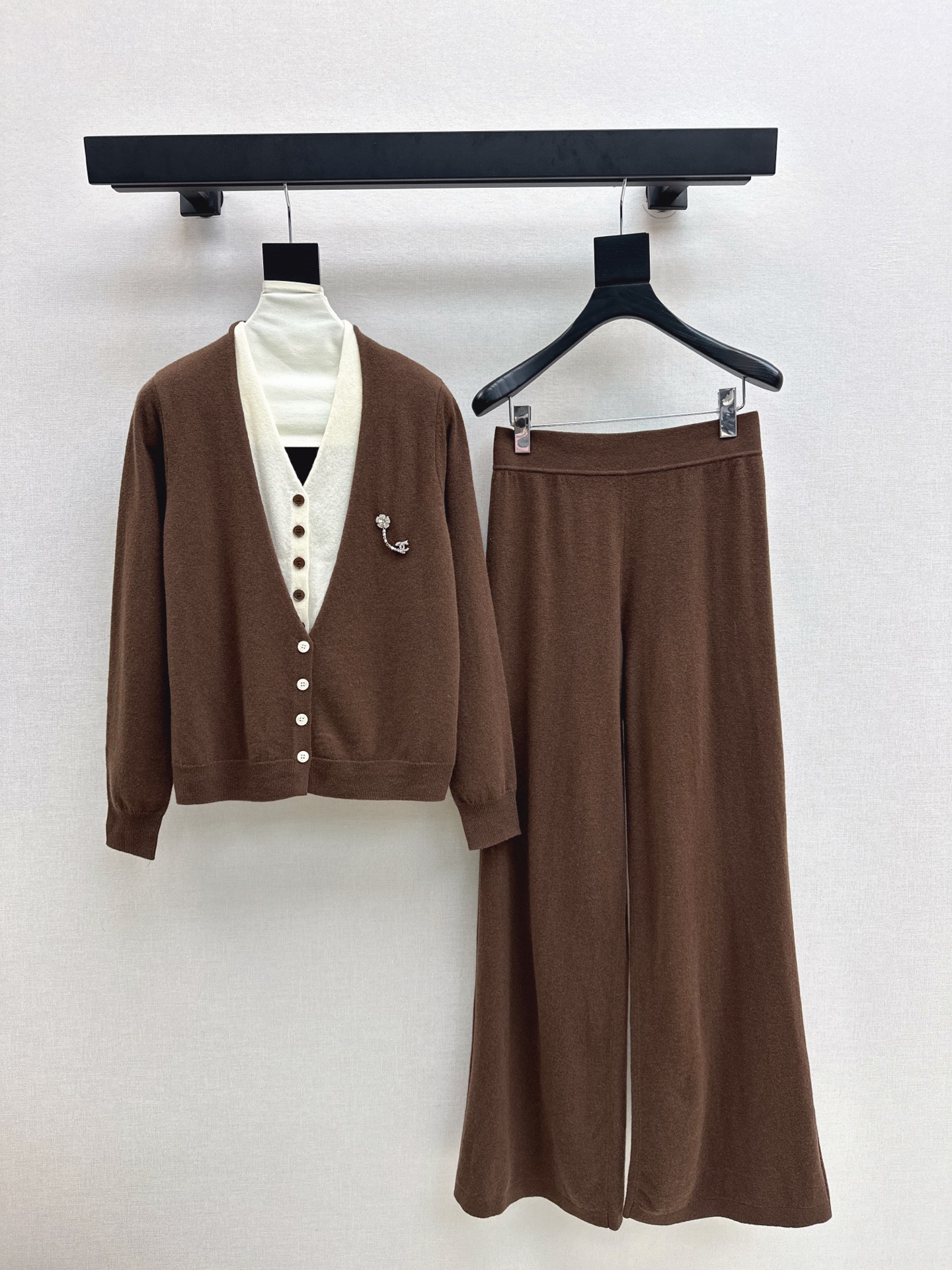 NO:548899,Exclusive first release C home 25Ss———The latest lazy style wool suit in autumn and winter fake two-piece contrasting V-neck cardigan + elastic waist straight pants, a single Maillard color, 100% worsted wool yarn fabric, simple and atmospheric lazy style, durable, warmth and appearance are both online~~ The most practical and versatile boutique, the base layered in autumn and winter, daily high-end!  !  Extra large elasticity does not pick on body shape. One set for sale. Three colors are available for sale in stock. SML, Chanel, Alexander wang19860909独家首发 C家 25Ss———秋冬最新款慵懒风羊毛套装假两件撞色V领开衫+松紧腰直筒裤 爆单款美拉德色系 百分百精纺羊毛纱线面料 简约大气慵懒版型 经久耐穿 保暖度和颜值却都在线～～最实穿百搭的精品 秋冬打底叠穿日常高级！！超大弹力不挑身材 一套出售 三色现货发售sml,,chanel,alexander wang,Women's clothing