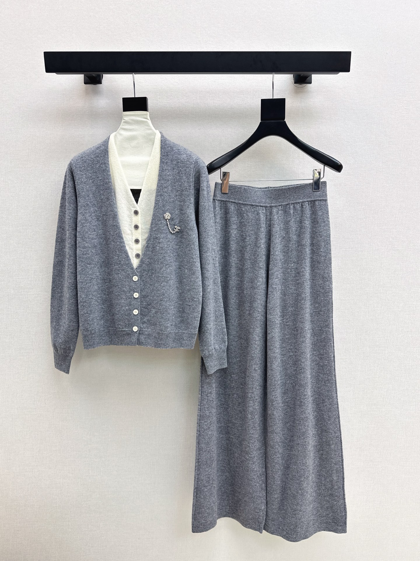 NO:548934,Exclusive first release C home 25Ss———The latest lazy style wool suit in autumn and winter fake two-piece contrasting V-neck cardigan + elastic waist straight pants, a single Maillard color, 100% worsted wool yarn fabric, simple and atmospheric lazy style, durable, warmth and appearance are both online~~ The most practical and versatile boutique, the base layered in autumn and winter, daily high-end!  !  Extra large elasticity does not pick on body shape. One set for sale. Three colors are available for sale in stock. SML, Chanel, Alexander wang19860909独家首发 C家 25Ss———秋冬最新款慵懒风羊毛套装假两件撞色V领开衫+松紧腰直筒裤 爆单款美拉德色系 百分百精纺羊毛纱线面料 简约大气慵懒版型 经久耐穿 保暖度和颜值却都在线～～最实穿百搭的精品 秋冬打底叠穿日常高级！！超大弹力不挑身材 一套出售 三色现货发售sml,,chanel,alexander wang,Women's clothing