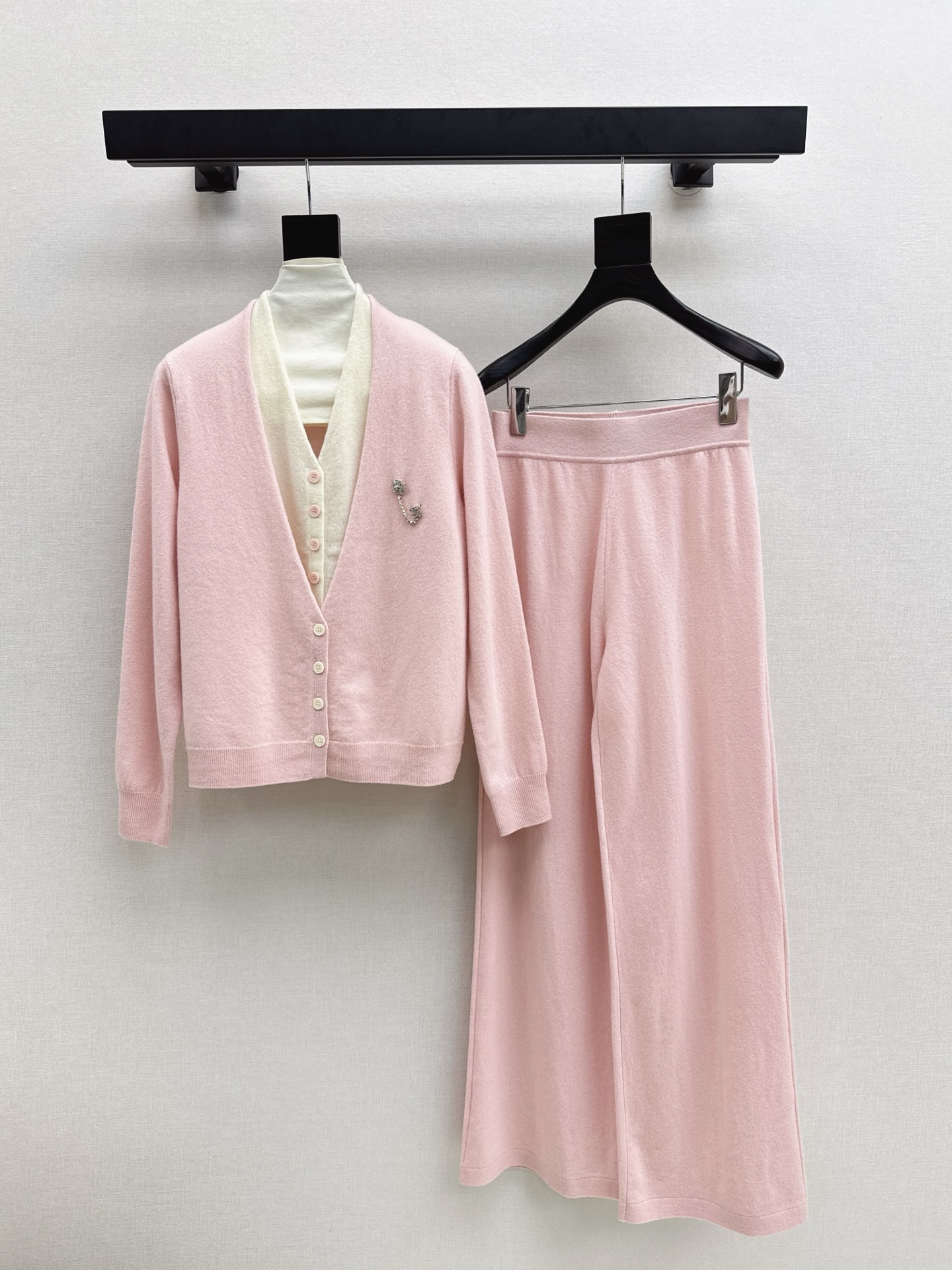 NO:548929,Exclusive first release of C Home 25Ss - the latest lazy style wool suit for autumn and winter. Two contrasting color V-neck cardigans + elastic waist straight pants. Hot-selling Maillard color series. 100% worsted wool yarn fabric. Simple and elegant lazy version. Durable. Warmth and appearance are both online.  !  Extra large elasticity that doesn't care about your figure. Sold as a set. Three colors available for sale. SML, chanel, alexander wang19860909独家首发 C家 25Ss———秋冬最新款慵懒风羊毛套装假两件撞色V领开衫+松紧腰直筒裤 爆单款美拉德色系 百分百精纺羊毛纱线面料 简约大气慵懒版型 经久耐穿 保暖度和颜值却都在线～～最实穿百搭的精品 秋冬打底叠穿日常高级！！超大弹力不挑身材 一套出售 三色现货发售sml,,chanel,alexander wang,Women's clothing