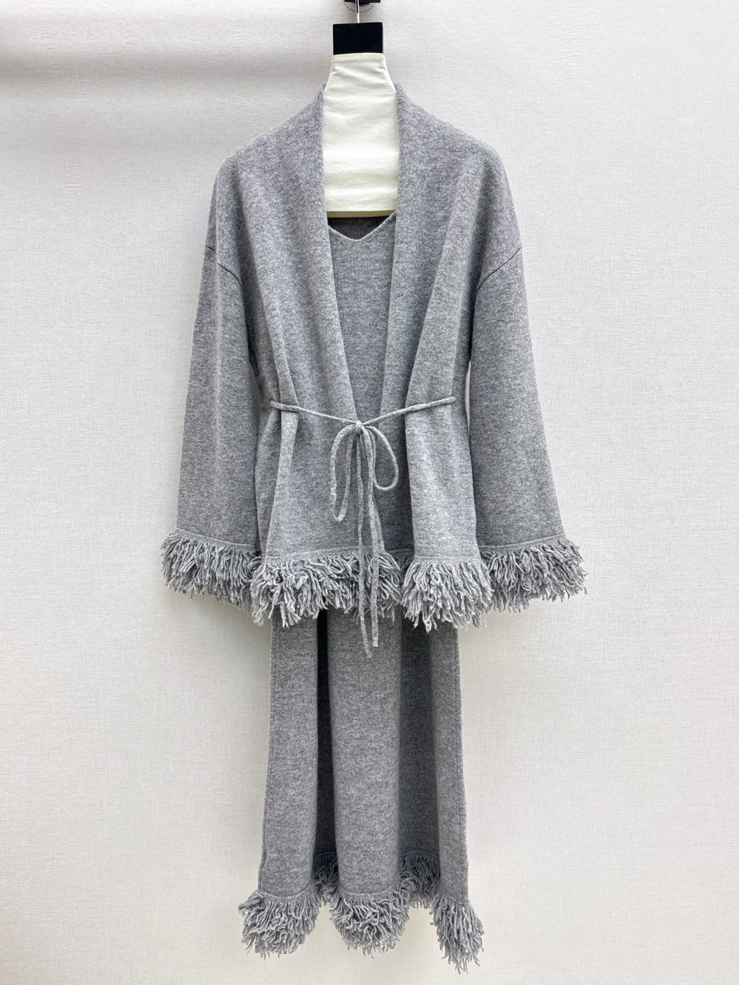 NO:548924,Exclusive CD 25Ss———The latest knitted suit, tassel-edged knitted cardigan + suspender dress, exquisite beauty, the overall feeling is particularly simple and elegant, one set is matched to give you a gentle, beautiful and charming feeling, the color and style are impeccable, the must-have set looks good no matter how you match it, the fabric is of a unique texture, custom wool fabric, the details are very good, one set is out, two colors are on sale in stock, skirts, alexander wang19860909独家款 CD 25Ss———早秋最新款针织套装流苏边针织开衫+吊带连衣裙 精致美感 整体给人感觉特别的简约大气 一套搭配起来给你人一种温柔美丽动人的感觉 颜色跟版型都无可挑剔 懒人必备一套怎么搭都好看 面料质感一绝 采用的是定制羊毛面料 细节很到位 一套出 两色现货发售sml,,skirts,alexander wang,Women's clothing