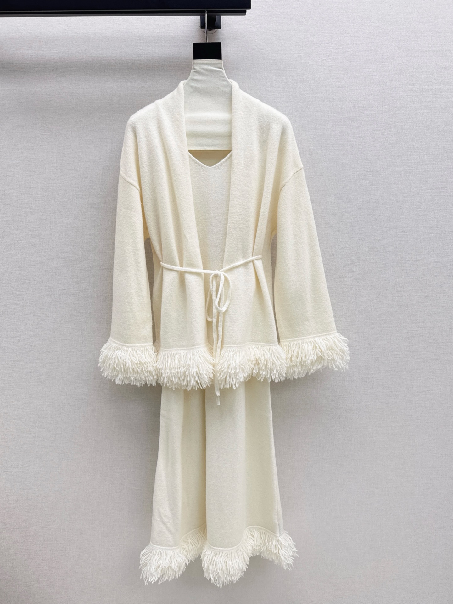 NO:548920,Exclusive CD 25Ss———The latest knitted suit, tassel-edged knitted cardigan + suspender dress, exquisite beauty, the overall feeling is particularly simple and elegant, one set is matched to give you a gentle, beautiful and charming feeling, the color and style are impeccable, the must-have set looks good no matter how you match it, the fabric is of a unique texture, custom wool fabric, the details are very good, one set is out, two colors are on sale in stock, skirts, alexander wang19860909独家款 CD 25Ss———早秋最新款针织套装流苏边针织开衫+吊带连衣裙 精致美感 整体给人感觉特别的简约大气 一套搭配起来给你人一种温柔美丽动人的感觉 颜色跟版型都无可挑剔 懒人必备一套怎么搭都好看 面料质感一绝 采用的是定制羊毛面料 细节很到位 一套出 两色现货发售sml,,skirts,alexander wang,Women's clothing