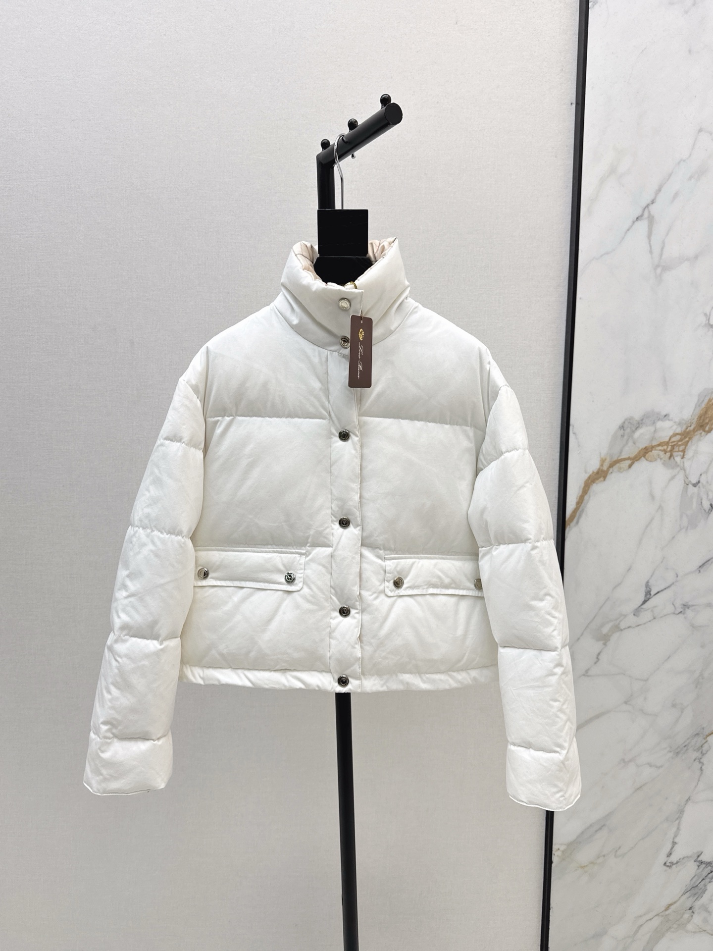 NO:548914,Exclusive first release with dust bag LP 25Ss———The latest high-end minimalist style style wear on the front collar down jacket with bread suit style design and top body A and cool National standard down filling light and warm fabric with delicate and thick feel, classic and versatile and not picky on people, super slim, versatile and fashionable and age-reducing girlish style, two colors are on sale in stock, sml, loro piana, down jacket, alexander wang19860909配防尘袋独家首发 LP 25Ss———秋冬最新款高奢极简风穿搭立领羽绒服 面包服版型设计上身又A又飒 国标羽绒填充轻盈保暖面料 细腻厚实手感 经典百搭不挑人上身超显瘦 百搭时髦减龄少女风妥妥驾驭 两色现货发售sml,,loro piana,down jacket,alexander wang,Women's clothing