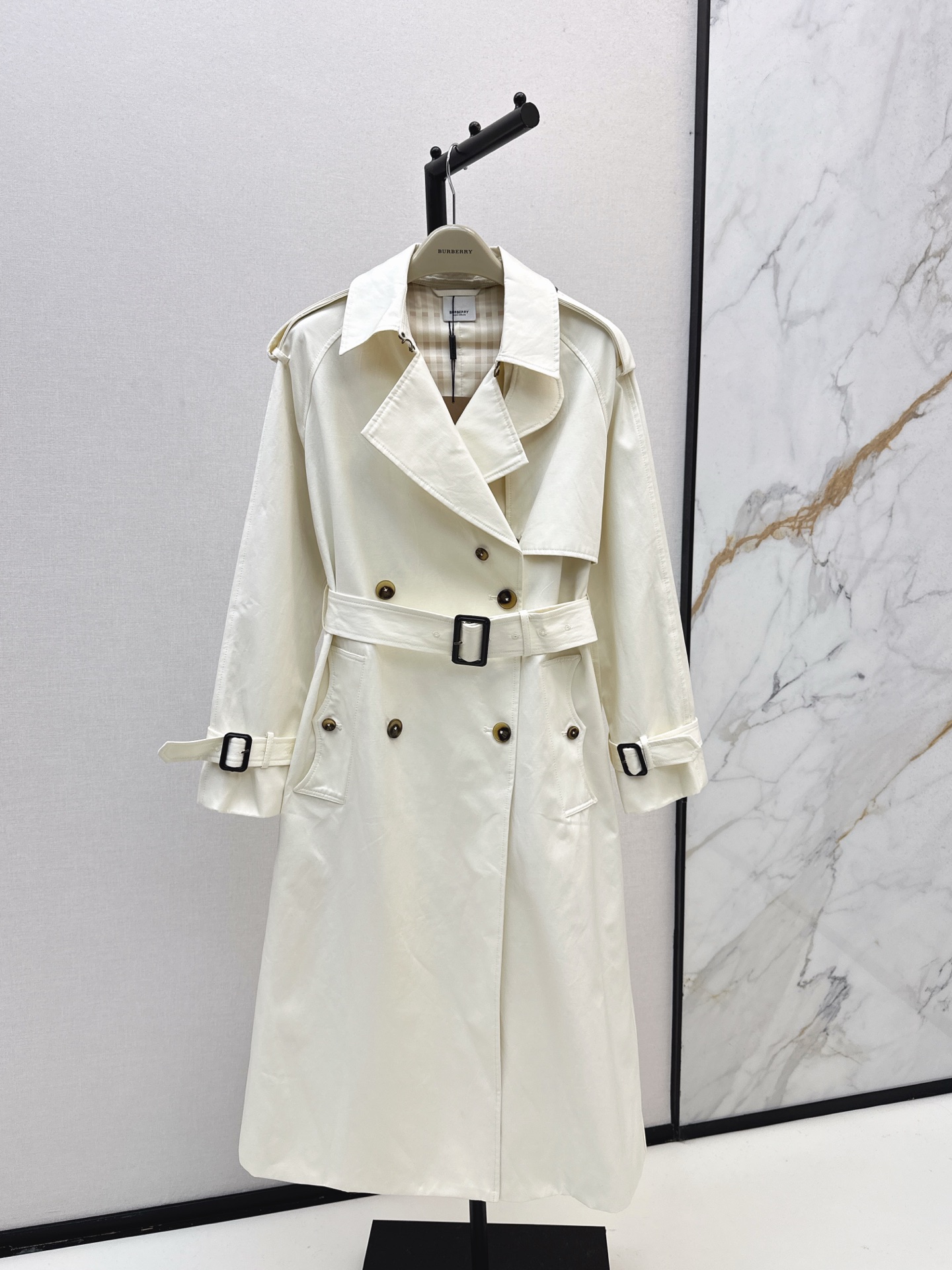 NO:548881,The white windbreaker looks great. Bur 25Ss———The latest white windbreaker jacket in autumn and winter. It is so cool and fashionable. It has a sense of atmosphere. This one can be worn forever and never be afraid of being outdated. The whole design is simple and stylish. The silhouette feels just right. The lace-up method can make you look slimming. Recommended to buy. SML is available in stock, burberry, jackets & coats, alexander wang19860909白色风衣巨好看 Bur 25Ss———秋冬最新款白色风衣外套 巨拉风巨时髦 太有氛围感了 这一件可以穿到天荒地老都不怕过时 整个设计简约有型 廓形感恰到好处 系带穿法可以显瘦起来 推荐入手 一色现货发售sml,,burberry,jackets & coats,alexander wang,Women's clothing