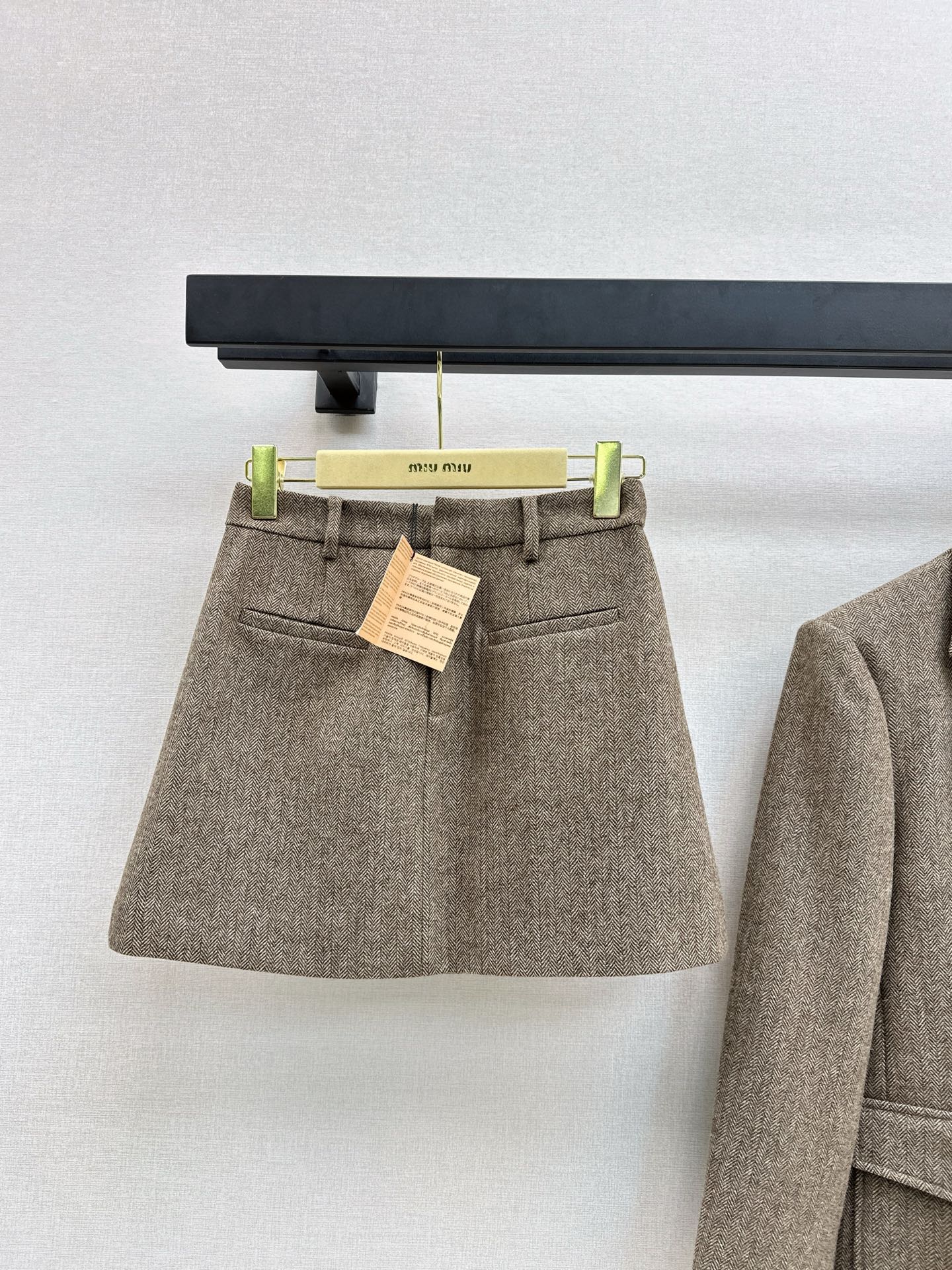 NO:549702,Fashionable and exquisite Miu 25Ss———The latest Miu style wearable herringbone suit in autumn and winter, three-pocket decorative suit jacket + A-line skirt, a super temperamental combination, easy to get to the most fashionable feeling, full of high-end feeling, high-end artifact, pleated hips and waist to show long legs, it looks good to wear separately, herringbone wool fabric is also very high-end, one color is found to be sold separately, sml, miumiu, skirts, jackets & coats, business suit, alexander wang19860909时髦精致 Miu 25Ss————秋冬最新款缪系穿搭人字纹套装 三口袋装饰西装外套+A字半裙 超显气质的一套搭配 轻松Get到最in的时髦感 上身高级感满满 显高神器 褶胯收腰显腿长 分开穿同样好看 人字纹羊毛面料也很高级 一色分开发现货发售sml,,miumiu,skirts,jackets & coats,business suit,alexander wang,Women's clothing