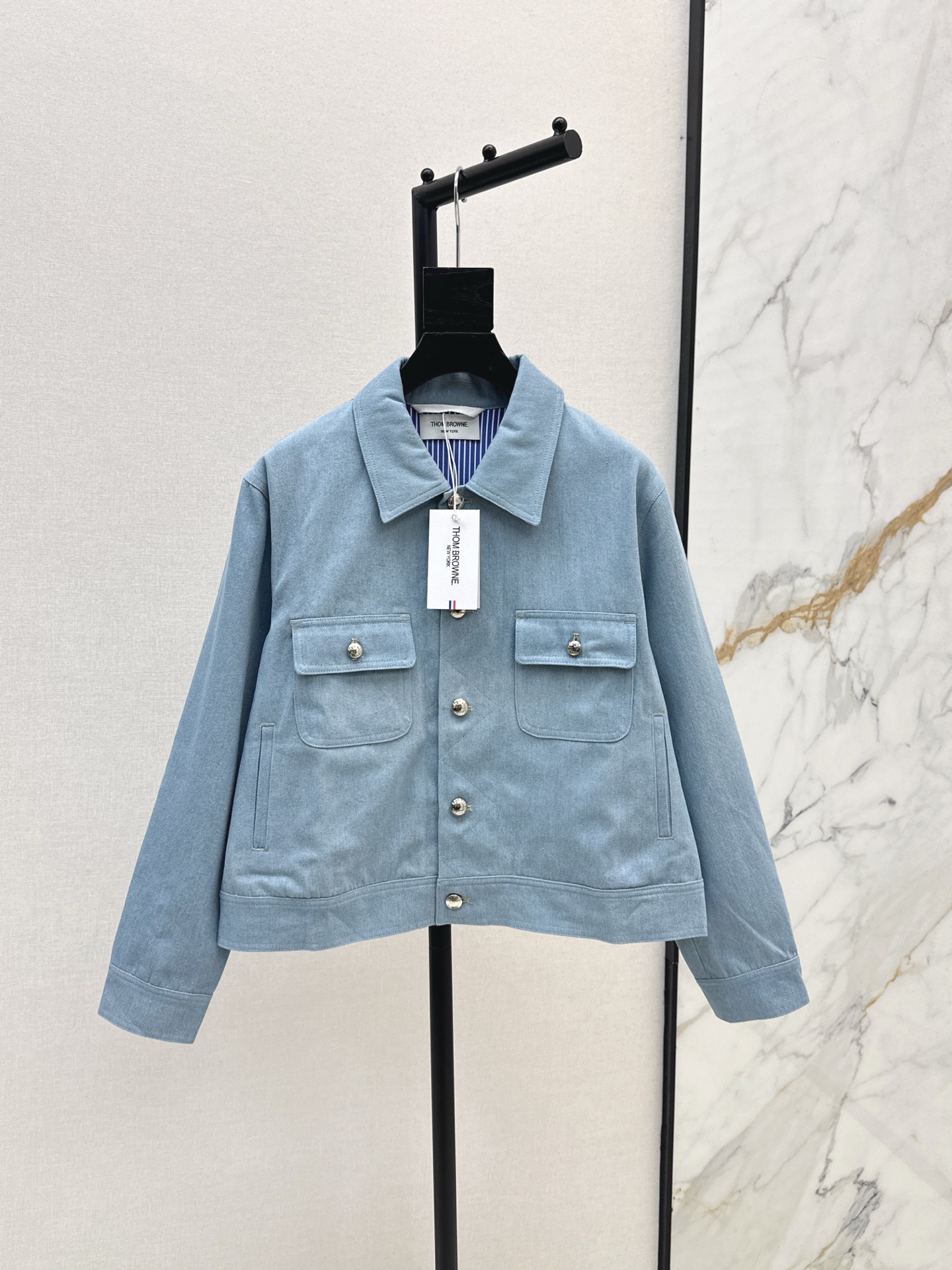 NO:549671,TB 25Ss—————The latest twill denim casual jacket with three-dimensional tailoring H loose fit is versatile and not picky. It can be sweet or salty. The college style reduces the temperament of a girl. The custom striped lining details are very important. The same color is available for sale in stock. sml, jackets & coats, jackets & coats, alexander wang19860909TB 25Ss————早秋最新款斜纹牛仔休闲夹克外套立体剪裁H宽松版型百搭不挑人 可甜可盐 学院风减龄少女气质 定制条纹里衬细节很加分 一色现货发售sml,,jackets & coats,jackets & coats,alexander wang,Women's clothing