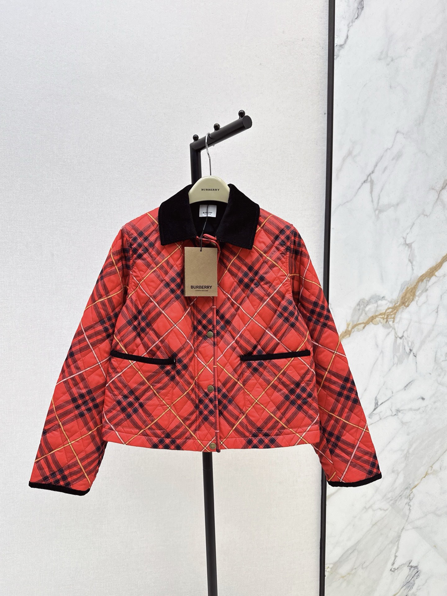 NO:549701,Bur 25Ss————The latest corduroy lapel spliced ​​plaid plaid plaid scrubber jacket in autumn and winter. Short loose design. Bright eye-catching decorative corduroy collar. Snap and hidden zipper. Classic plaid slimming cotton jacket with upper body covering flesh to make you look slimming. Warm and practical wear. Show brand charm. Select the right product. Double the temperament. Daily recommendations for out-of-the-stop. Two-color spot sale. Sml, burberry, jackets & coats, alexander wang.19860909Bur 25Ss————秋冬最新款灯芯绒翻领拼接衍缝格纹夹棉外套 短款宽松设计 亮眼装饰灯芯绒衣领 按扣与隐藏式拉链 经典格纹夹棉小棉服上身遮肉显瘦 保暖实穿 彰显品牌魅力 单品选对 气质翻倍 日常出街推荐 两色现货发售sml,,burberry,jackets & coats,alexander wang,Women's clothing