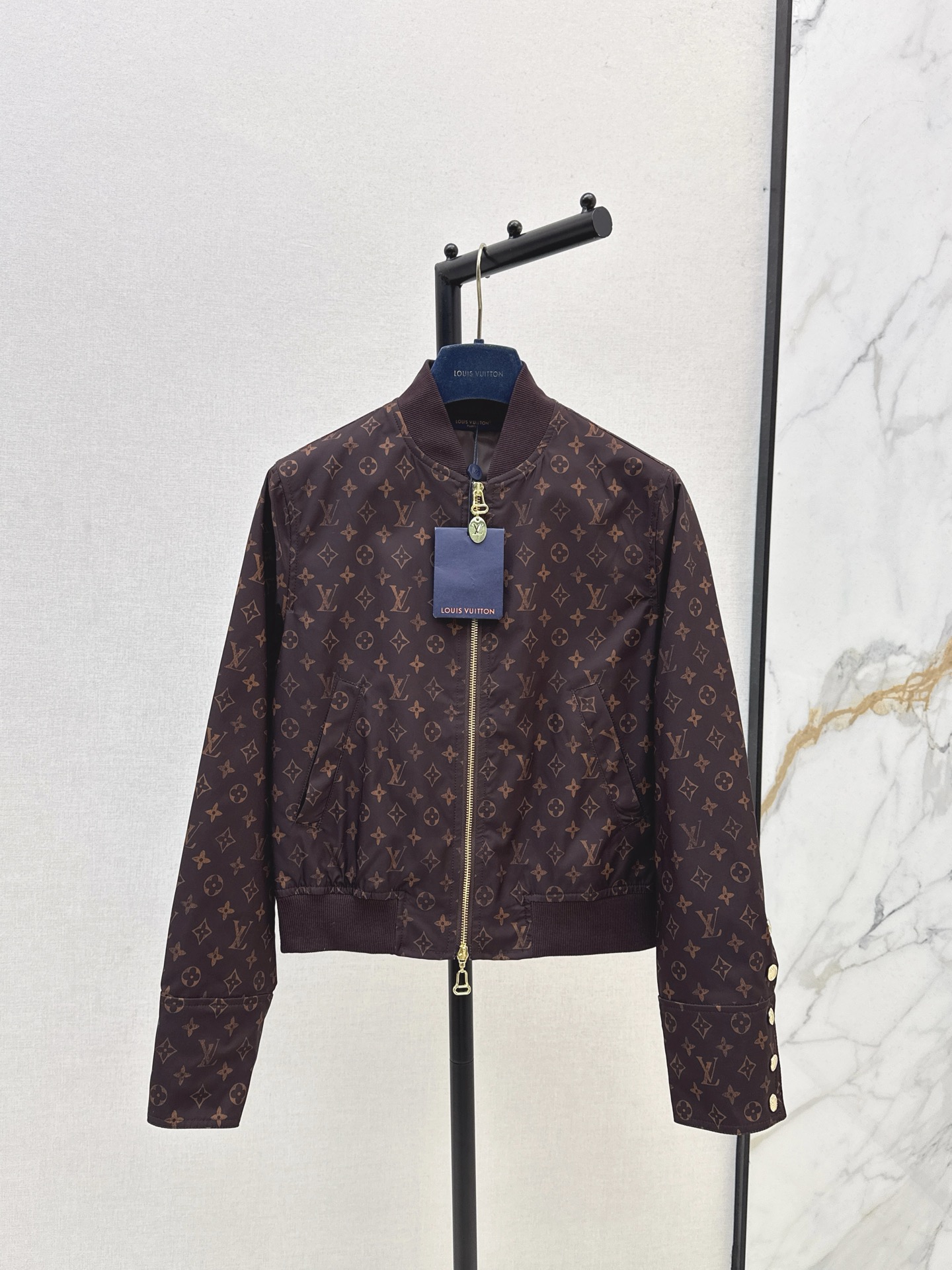 NO:549696,L Home 25Ss————The latest baseball jacket jacket with autumn and winter custom imported waterproof nylon material, high-quality texture, crisp and stylish, stand-up collar jacket jacket style, full-body four-leaf clover letters, engraved hollow zipper, fitted with elastic threaded cuff hem, close-fitting and flexible on and off, meeting various daily commuting needs, casual and fashionable style full of slol, two colors are available in stock smlxl,,louis vuitton,jackets & coats,jackets & coats,alexander wang19860909L家 25Ss————秋冬最新款棒球夹克外套 定制进口防水尼龙材质 质感高级 挺括有型 立领夹克外套版型 通体四叶草字母 印刻镂空拉链 配合弹力螺纹袖口下摆 贴身灵活穿脱方便 满足日常通勤多种需求 休闲时尚风格满满松弛感 两色现货发售smlxl,,louis vuitton,jackets & coats,jackets & coats,alexander wang,Women's clothing