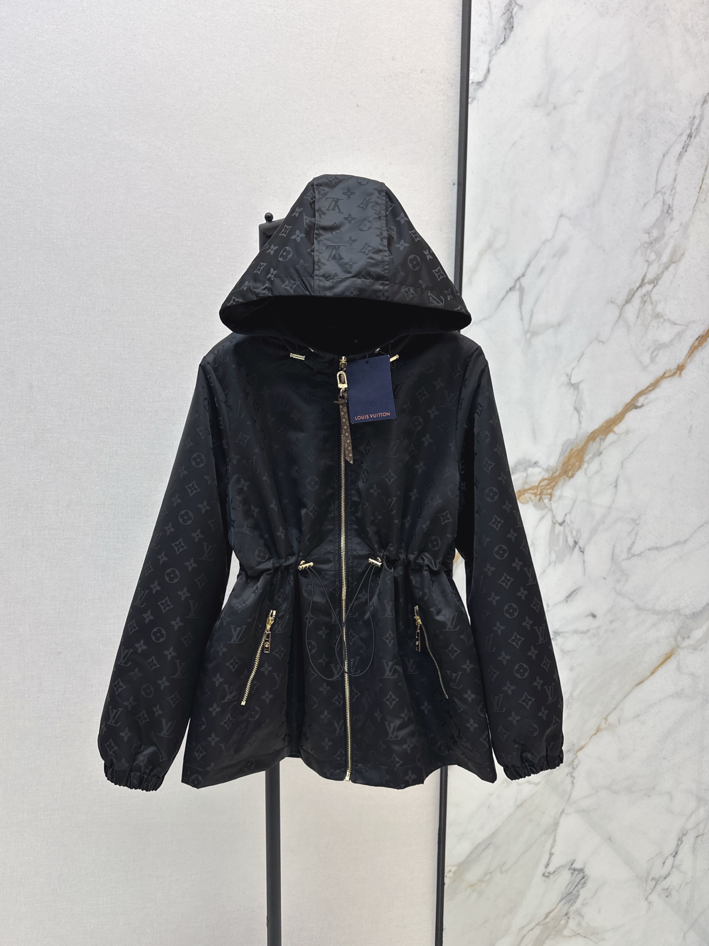 NO:549686,L Home 25Ss———The latest jacquard clamp cotton hooded jacket in autumn and winter. Combining the collision design of workwear and windbreaker and sunscreen. Customized imported density imported fabrics. Special materials have a texture. Every small detail pays great attention to the right sense of high-end. Three-dimensional tailoring makes the upper body of the ready-to-wear more exquisite and fashionable. Customized hardware buckles with molds. Add points to the actual details. One-color spot sml,,louis vuitton, jackets & coats,hats,alexander wang19860909L家 25Ss————秋冬最新款提花夹棉连帽外套 结合工装与风衣与防晒衣的碰撞设计 定制进口密度进口面料 特殊材质有肌理感 每个小细节都非常注重 恰到好处的高级感 立体剪裁 让成衣上身更为精致洋气 开模定制五金扣 实物细节加分 一色现货发售sml,,louis vuitton,jackets & coats,hats,alexander wang,Women's clothing