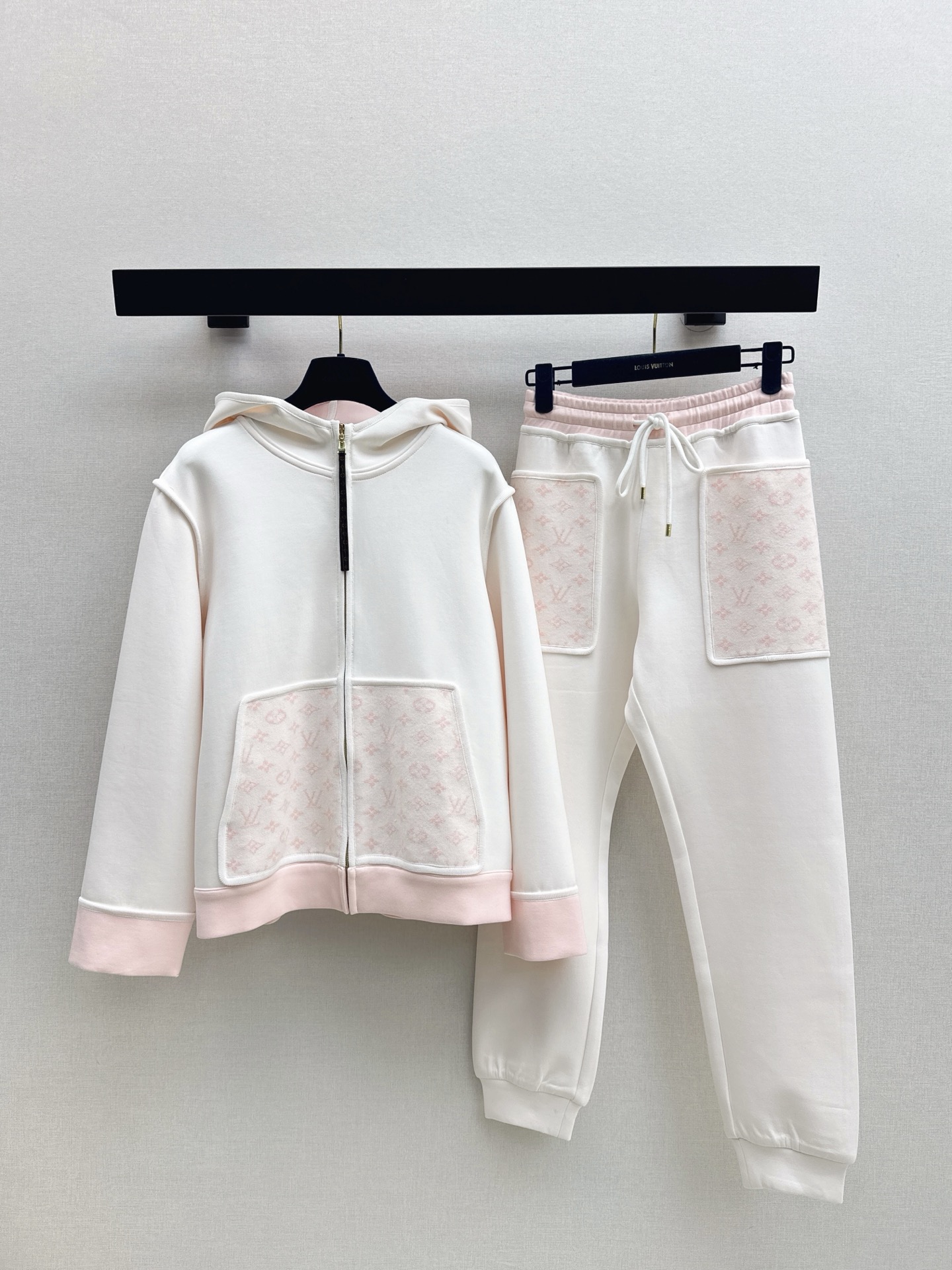 NO:549681,L family 25Ss———The latest autumn and winter logo old-fashioned splicing casual suit hooded casual jacket + elastic waist casual pants Classic and stylish with aura The fabric texture is very stylish and high-end. The color is super positive. The upper body looks white and slim. The series with a cool and handsome feeling. The upper body is full of aura. The length is just right. Easy to control. One set is available in three colors. SML,,louis vuitton,jackets & coats,hats,alexander wang19860909L家 25Ss————秋冬最新款logo老花拼接休闲套装连帽休闲外套+松紧腰休闲裤 经典又有型 自带气场 面料质感很奈斯 时髦又高级 颜色超级正 上身显白又显瘦 自带酷帅感的系列 走路都带风上身气场全开 长度恰到好处 轻松驾驭 一套出 三色现货发售sml,,louis vuitton,jackets & coats,hats,alexander wang,Women's clothing