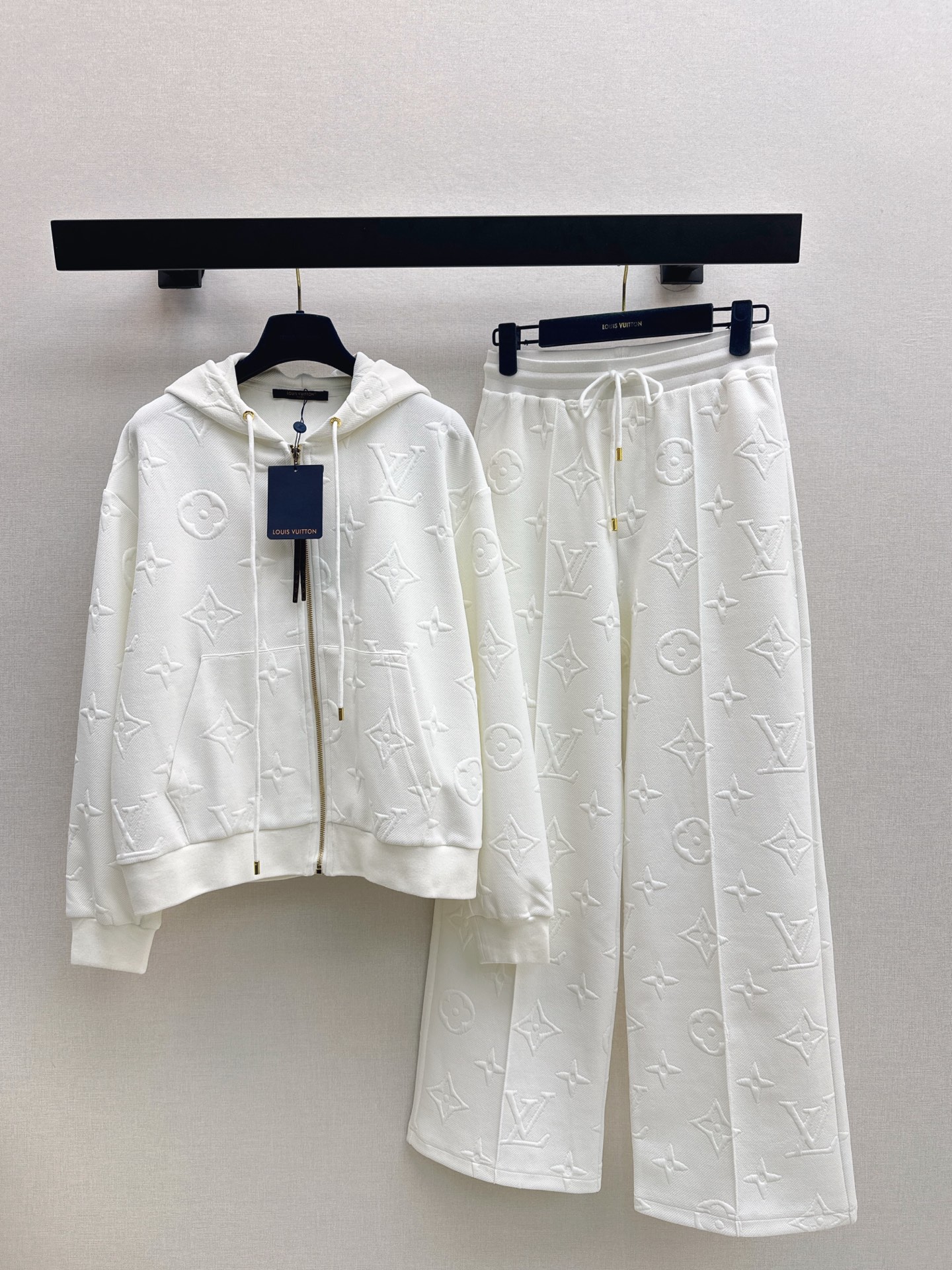 NO:549675,Recommended for the explosive order L family 25Ss————The latest autumn and winter style Flight Mode capsule series sports suit hooded zipper jacket + elastic waist casual pants Monogram jacquard elements A set of casual upper body casual and casual handsome and fashionable style versatile and not picky about people Customized hardware accessories white and rich beauty must be purchased One set Two colors for sale in stock sml,,louis vuitton,jackets & coats,hats,alexander wang19860909爆单推荐 L家 25Ss————秋冬最新款Flight Mode胶囊系列运动套装连帽拉链外套+松紧腰休闲裤 Monogram提花元素 一套上身随性休闲 帅气又时髦 版型百搭不挑人 定制五金配件白富美必入 一套出 两色现货发售sml,,louis vuitton,jackets & coats,hats,alexander wang,Women's clothing