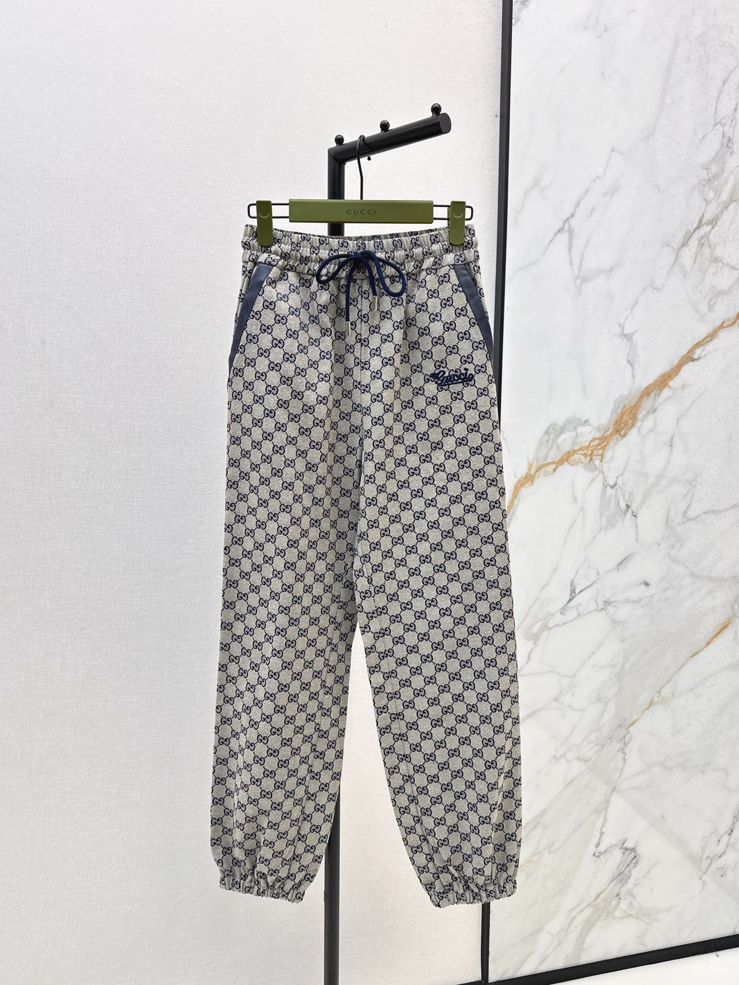 NO:549669,Gu 25Ss———The latest style of autumn and winter jacquard bouquet pants, double pocket contrasting colored edge decoration, simple and classic drawstring elastic waist design, versatile upper body, not picky, loose woven legs, excellent comfort, full barrage double GG print details, versatile upper body, high-end, those who like presbyopia must not miss it, very durable and practical, one color is available for sale in stock,,alexander wang19860909Gu 25Ss————秋冬最新款提花束脚裤 双口袋撞色包边装饰 简单又经典 抽绳松紧腰身设计 上身百搭不挑人 宽松束脚版型 舒适感极好 满弹幕双GG印花细节 上身百搭又高级 喜欢老花的一定不要错过 非常的耐看实穿 一色现货发售sml,,alexander wang,Women's clothing