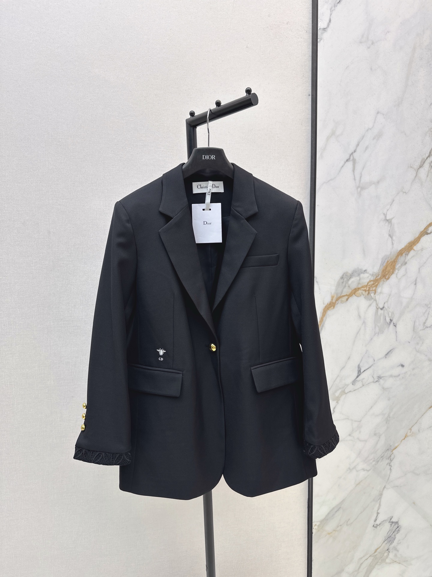 NO:549664,CD 25Ss———The latest new bee embroidered decorative suit jacket in autumn and winter, cuffs, very high-end imported texture, carefully look at the details, the upper body is very cool, clean and productive, and improve temperament~~Full according to the level of high-quality ready-to-wear, you can't help but love it. A must-have item for temperament MM. One-color spot on sale sml, Jackets & coats, business suit, alexander wang19860909CD 25Ss————秋冬最新新款蜜蜂刺绣装饰西装外套 袖口拼蕾丝 非常高级的进口质地 仔细看细节 上身非常飒 干净有品 提气质~~完全按照高定成衣水准 无法不爱 气质MM必入单品 一色现货发售sml,,jackets & coats,business suit,alexander wang,Women's clothing