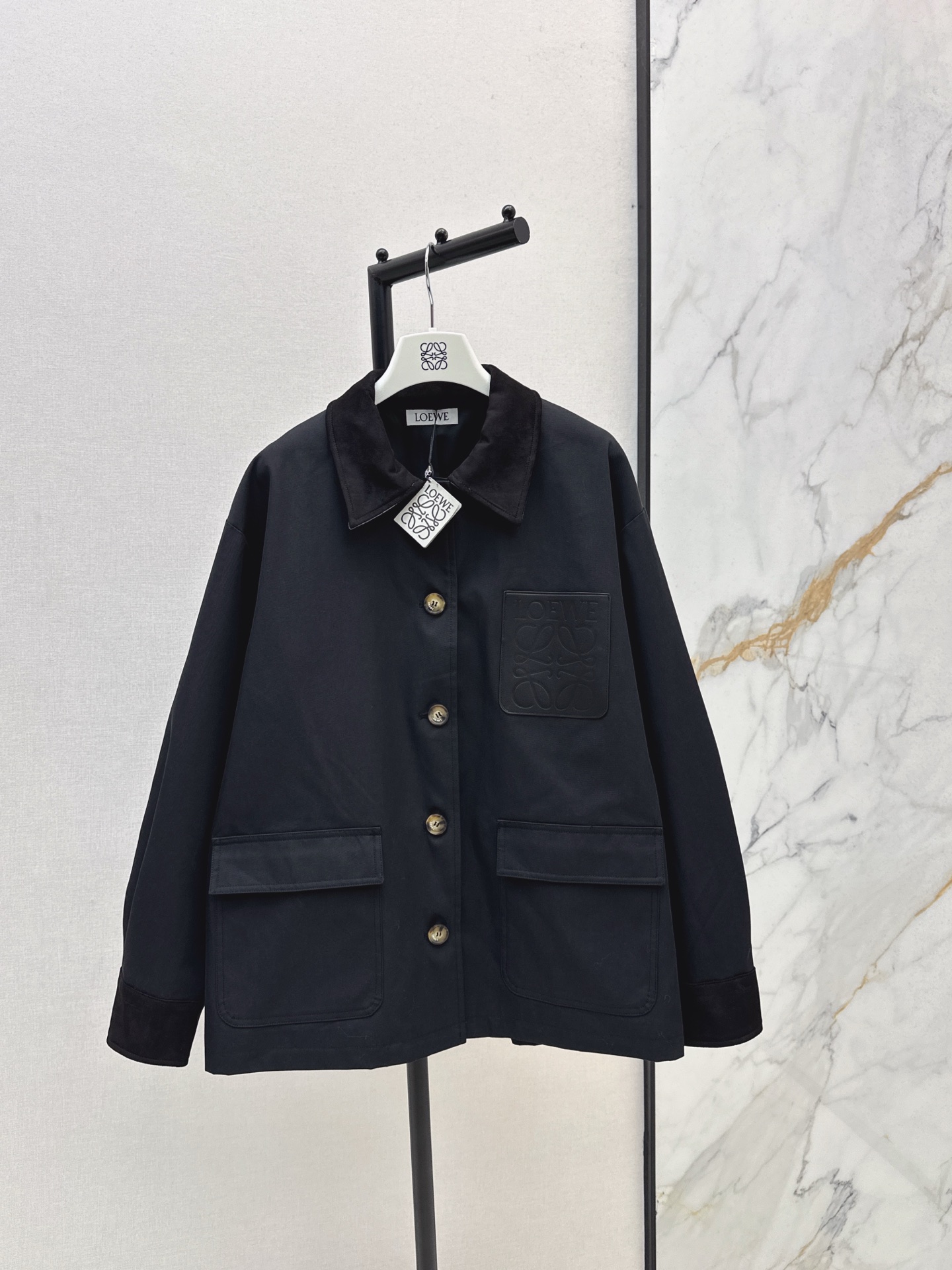 NO:549659,Loe 25Ss———The latest logo leather pocket decorative windbreaker jacket in autumn and winter, the whole piece is three-dimensional tailored, all-round exquisite, super cover flesh to make it look slimming, and wear it with a refreshing and fashionable sense of high-end. Everyday elegant and fashionable, huge and versatile color is very beautiful, the fabric is high-end and textured, the same color is available for sale in stock sml, loewe, jackets & coats, alexander wang19860909Loe 25Ss————秋冬最新款logo皮口袋装饰风衣外套整件立体剪裁 全方位精致做上身超级遮肉显瘦 穿出清爽时髦的高级感 日常优雅又时髦巨百搭 颜色很好看 面料高级又有质感一色现货发售sml,,loewe,jackets & coats,alexander wang,Women's clothing