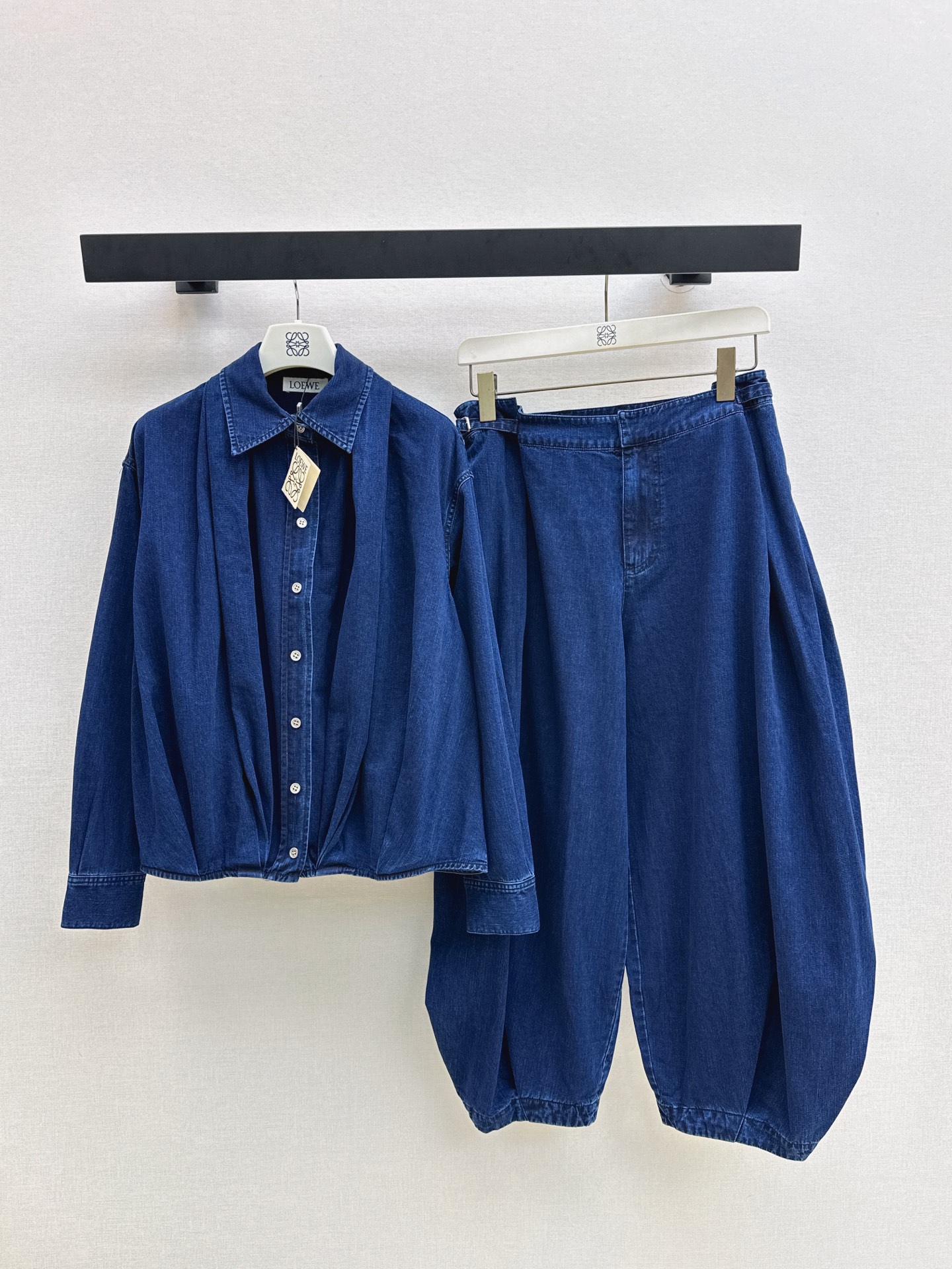 NO:549654,Shirt Cropped Pants Loe 25Ss———The latest autumn and winter old money denim suit denim shirt + lantern cropped pants Twill cotton denim material Comfortable, soft and breathable and easy to wear Washed old retro denim Paired with the same series of lantern trousers The waist is elastic and tight, showing the folds echoing up and down, loose visually showing the legs straight, presenting a casual and free style of dressing. Complete sets of dressing are casual and fashionable, slack and full of relaxation. One-color split development. SML, loewe,shirts,alexander wang19860909衬衣九分裤Loe 25Ss————秋冬最新款老钱牛仔套装牛仔衬衫+灯笼九分裤 斜纹棉牛仔材质 舒适柔软透气好穿 水洗做旧复古牛仔 搭配同系列灯笼束脚九分裤 腰间弹力束紧 呈现出褶皱上下呼应 宽松视觉显腿直 呈现随性自由的穿搭风格 成套穿搭率性时髦 松弛感拉满 一色分开发 现货发售sml,,loewe,shirts,alexander wang,Women's clothing